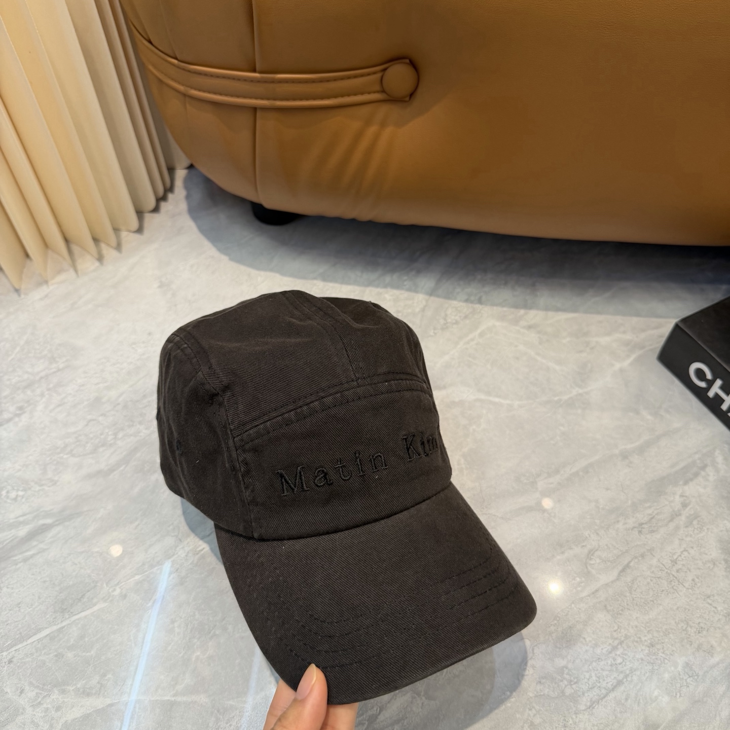 韩国大热的Matin Kim刺绣棒球帽🧢上新啦！最近超爱这款刺绣棒球帽 每个色都很好看 日常通勤、运动都合适 纯棉材质戴