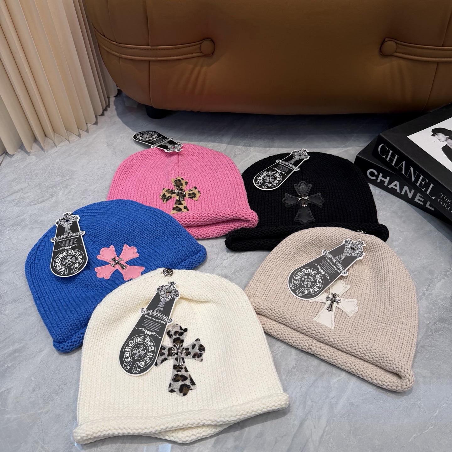 🤍克罗心Chrome hearts秋冬新款十字架针织帽🧶 秋冬必备帽子之一~真的 谁戴谁好看~，入秋搭配黑白灰色系也是绝