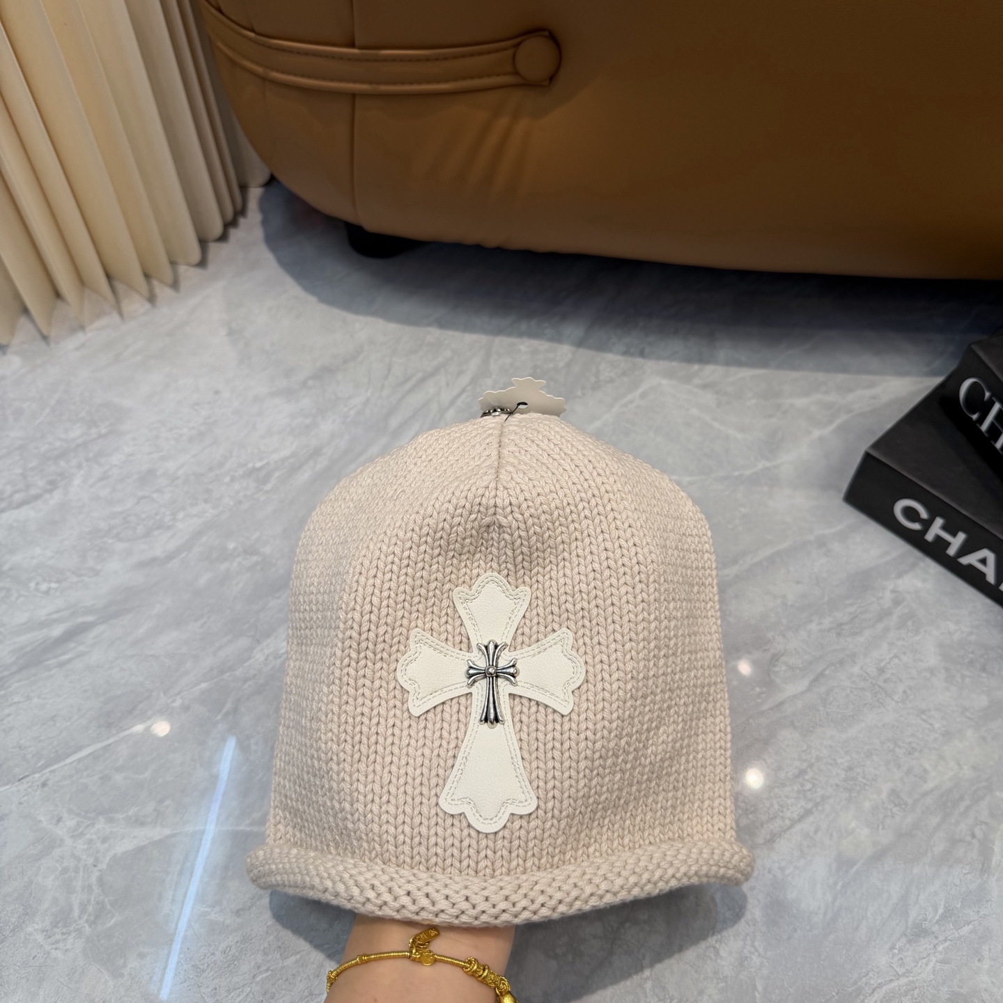 🤍克罗心Chrome hearts秋冬新款十字架针织帽🧶 秋冬必备帽子之一~真的 谁戴谁好看~，入秋搭配黑白灰色系也是绝