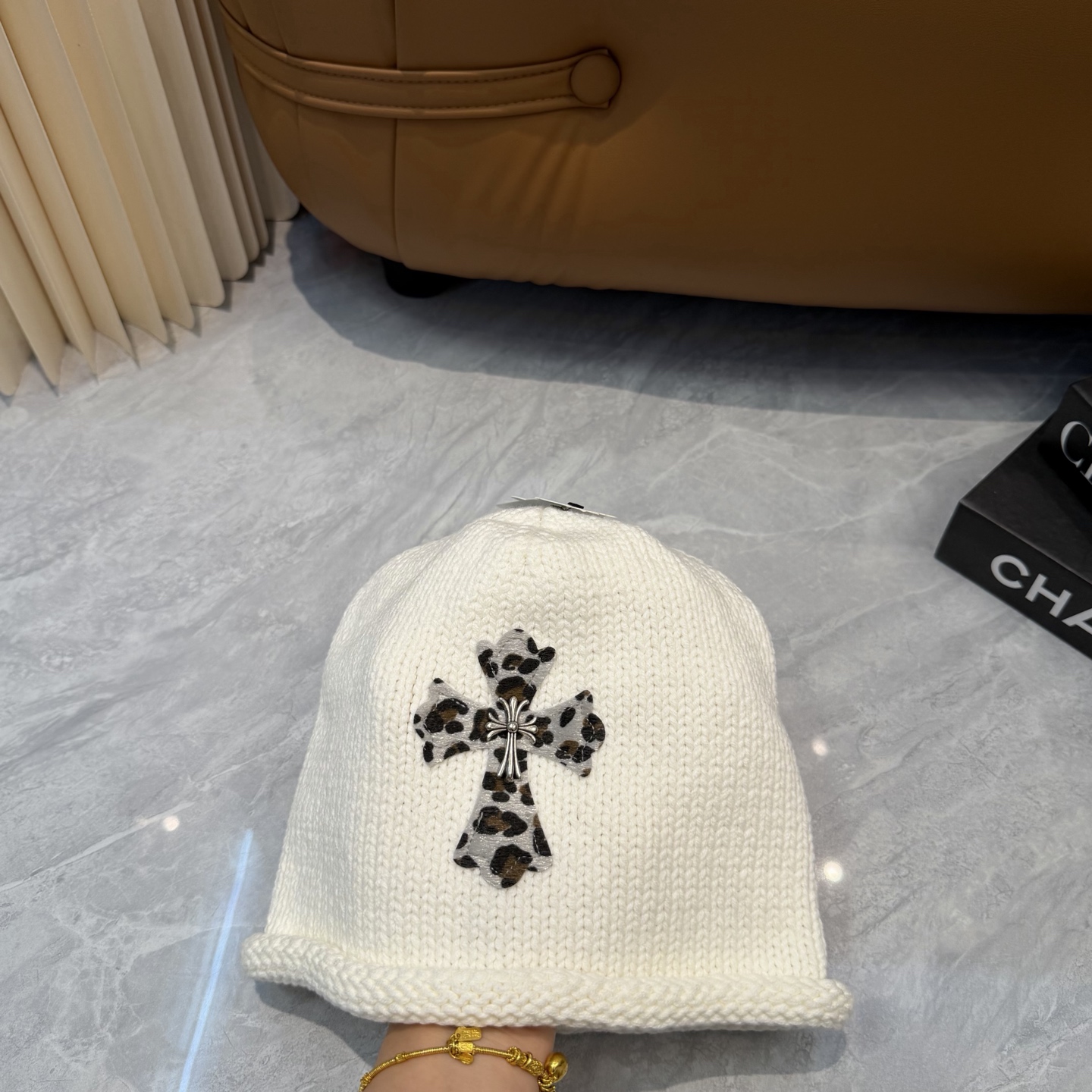 🤍克罗心Chrome hearts秋冬新款十字架针织帽🧶 秋冬必备帽子之一~真的 谁戴谁好看~，入秋搭配黑白灰色系也是绝