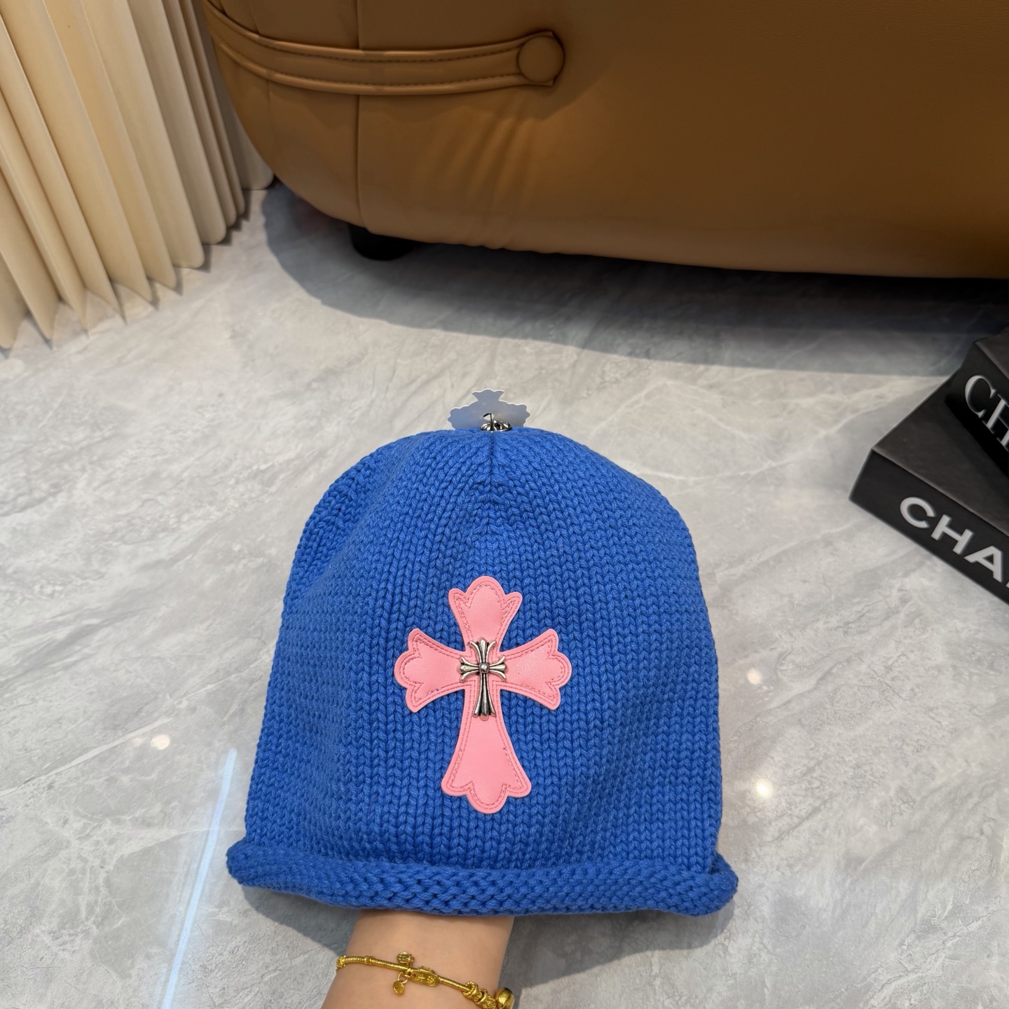 🤍克罗心Chrome hearts秋冬新款十字架针织帽🧶 秋冬必备帽子之一~真的 谁戴谁好看~，入秋搭配黑白灰色系也是绝