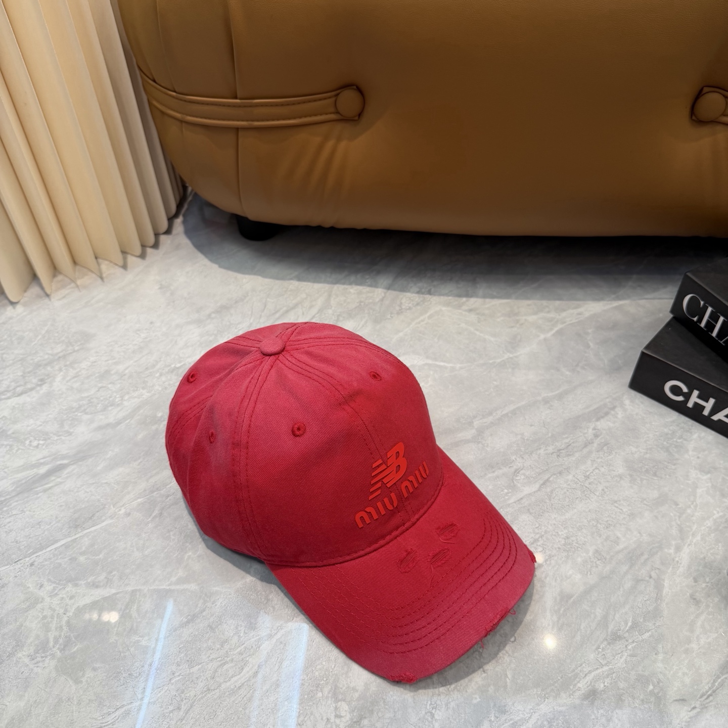 miumiu缪缪+NB联名新款渐变色棒球帽 ～男女同款！均码，字母logo展现时尚、个性的品牌气质。此款帽子还配备了棒球