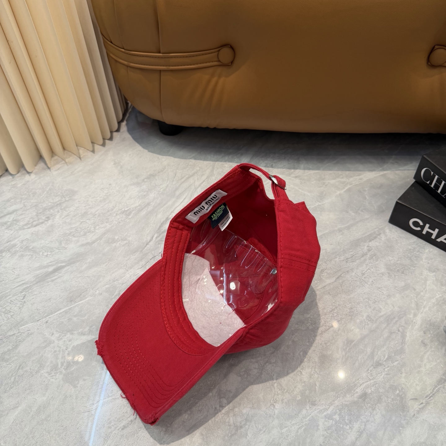 miumiu缪缪+NB联名新款渐变色棒球帽 ～男女同款！均码，字母logo展现时尚、个性的品牌气质。此款帽子还配备了棒球