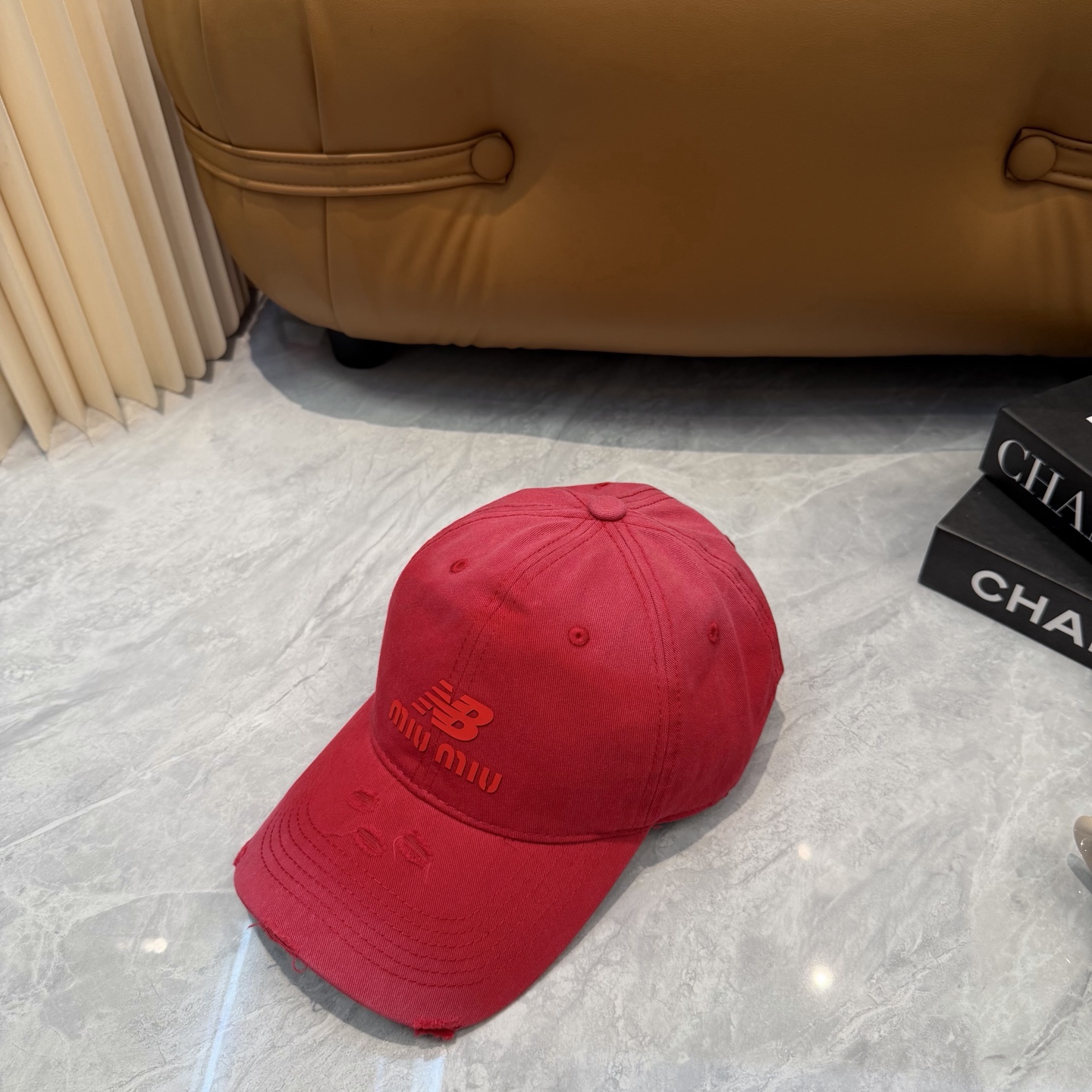miumiu缪缪+NB联名新款渐变色棒球帽 ～男女同款！均码，字母logo展现时尚、个性的品牌气质。此款帽子还配备了棒球