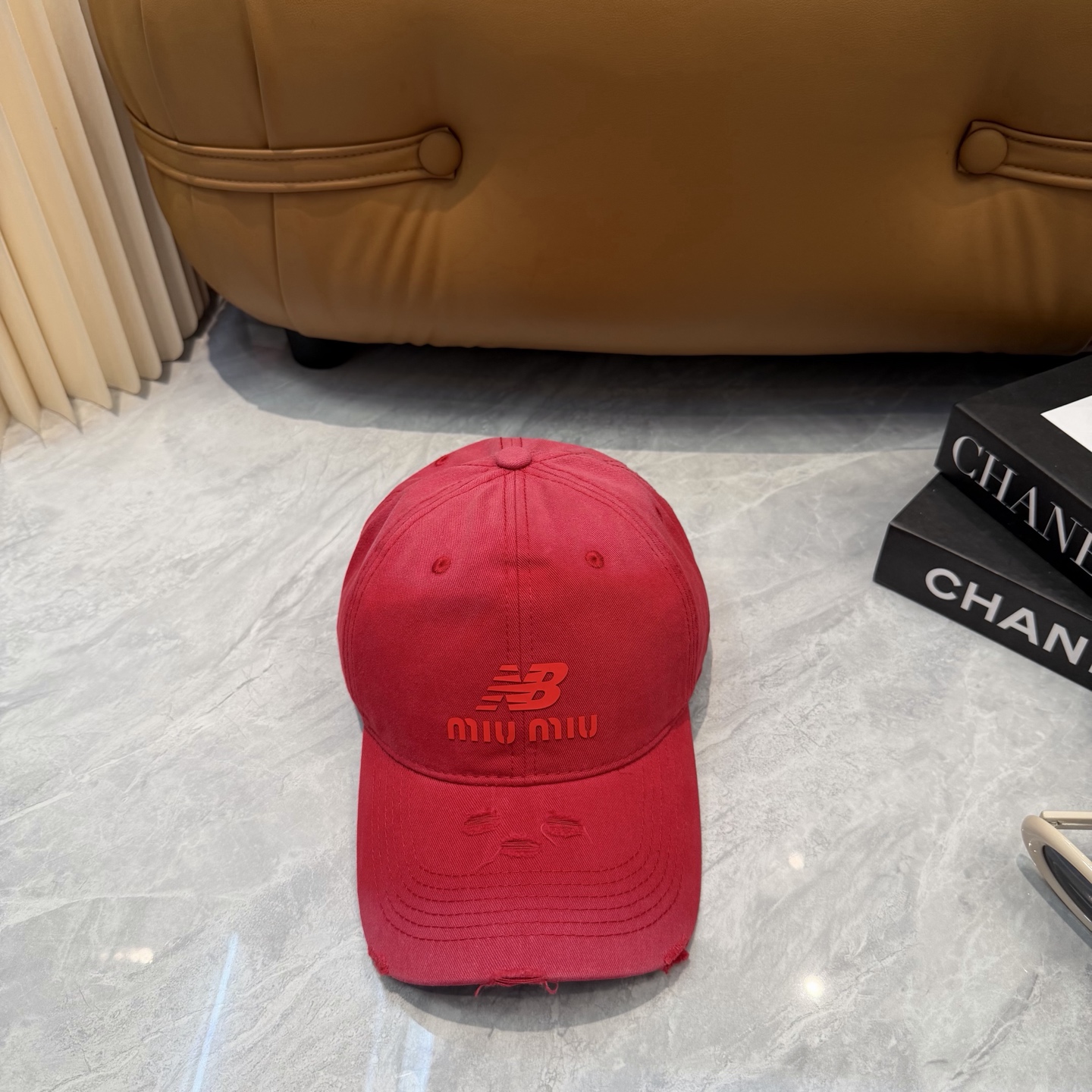 miumiu缪缪+NB联名新款渐变色棒球帽 ～男女同款！均码，字母logo展现时尚、个性的品牌气质。此款帽子还配备了棒球
