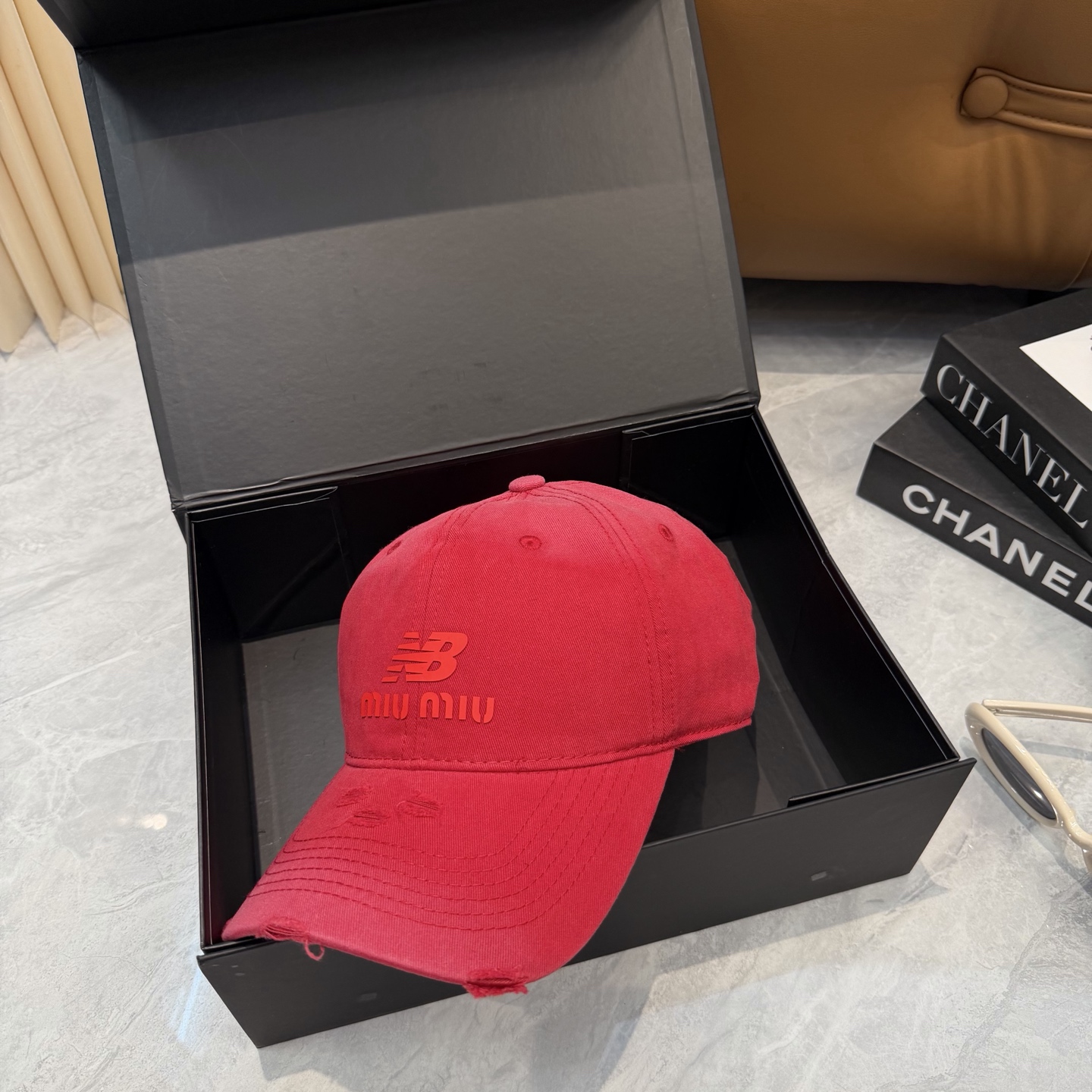 miumiu缪缪+NB联名新款渐变色棒球帽 ～男女同款！均码，字母logo展现时尚、个性的品牌气质。此款帽子还配备了棒球