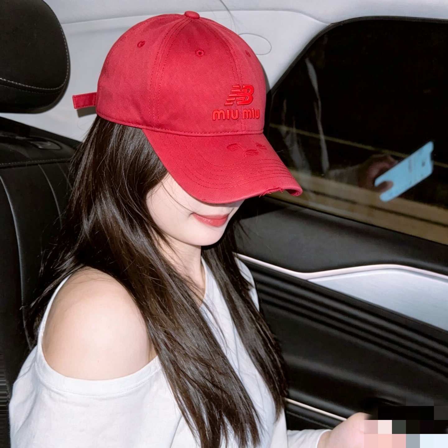 miumiu缪缪+NB联名新款渐变色棒球帽 ～男女同款！均码，字母logo展现时尚、个性的品牌气质。此款帽子还配备了棒球