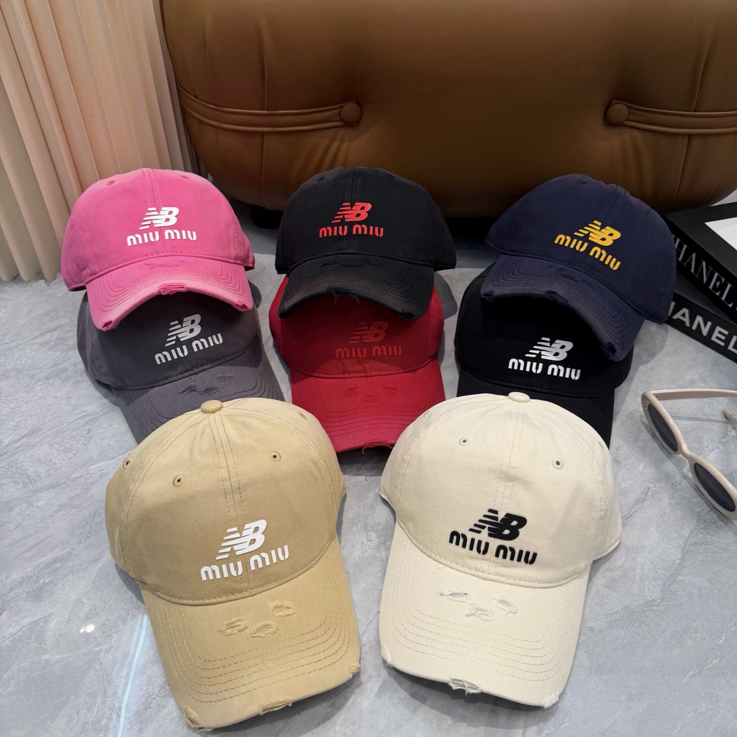 miumiu缪缪+NB联名新款渐变色棒球帽 ～男女同款！均码，字母logo展现时尚、个性的品牌气质。此款帽子还配备了棒球