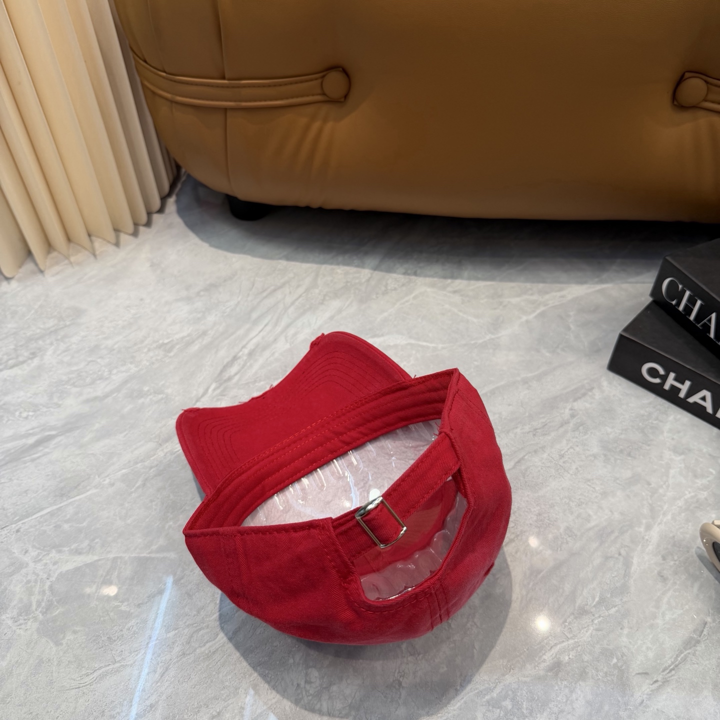 miumiu缪缪+NB联名新款渐变色棒球帽 ～男女同款！均码，字母logo展现时尚、个性的品牌气质。此款帽子还配备了棒球