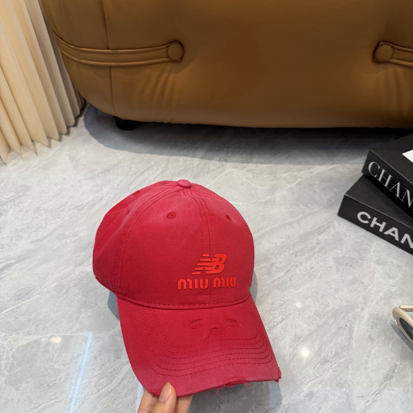 miumiu缪缪+NB联名新款渐变色棒球帽 ～男女同款！均码，字母logo展现时尚、个性的品牌气质。此款帽子还配备了棒球