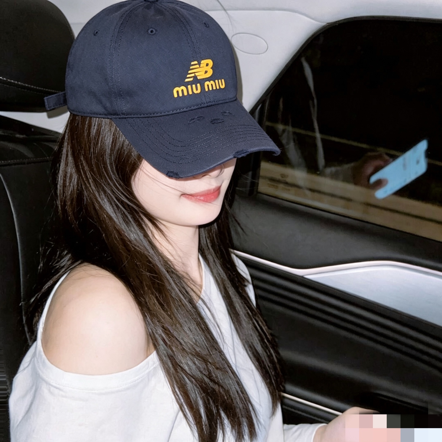 miumiu缪缪+NB联名新款渐变色棒球帽 ～男女同款！均码，字母logo展现时尚、个性的品牌气质。此款帽子还配备了棒球