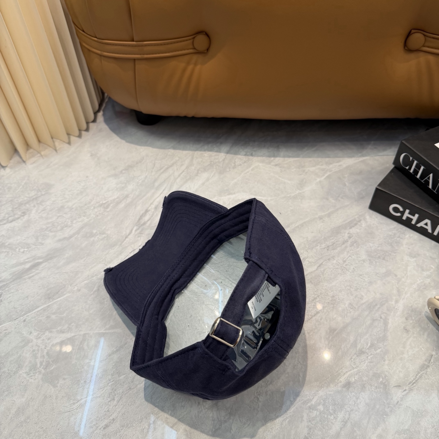 miumiu缪缪+NB联名新款渐变色棒球帽 ～男女同款！均码，字母logo展现时尚、个性的品牌气质。此款帽子还配备了棒球