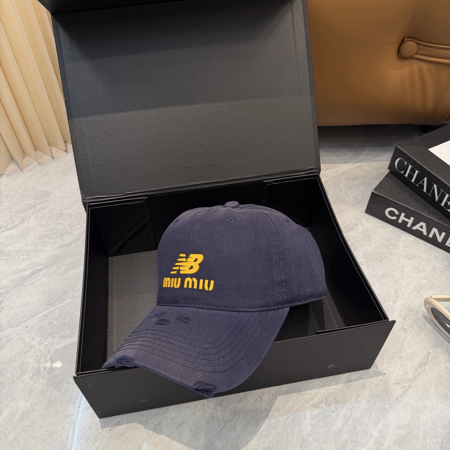 miumiu缪缪+NB联名新款渐变色棒球帽 ～男女同款！均码，字母logo展现时尚、个性的品牌气质。此款帽子还配备了棒球