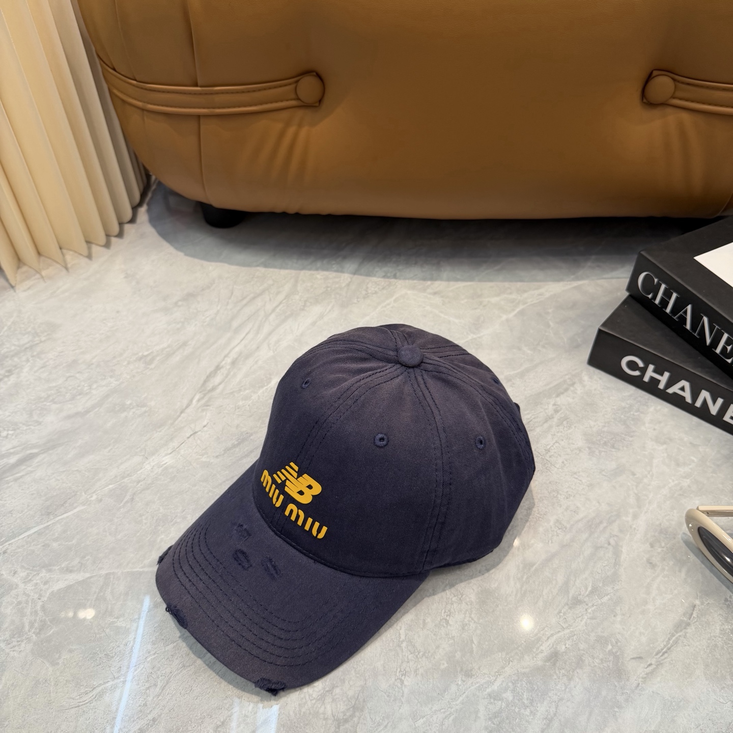 miumiu缪缪+NB联名新款渐变色棒球帽 ～男女同款！均码，字母logo展现时尚、个性的品牌气质。此款帽子还配备了棒球