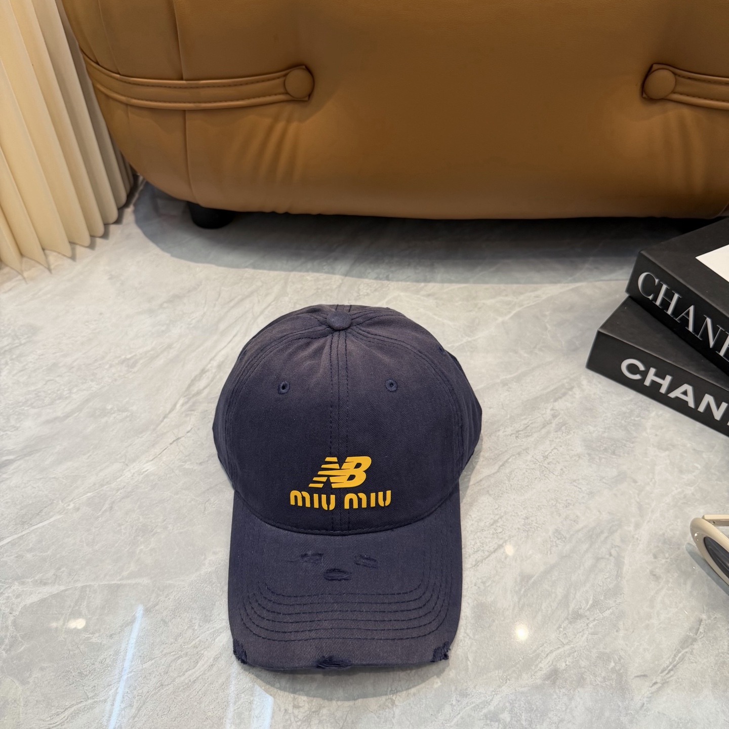miumiu缪缪+NB联名新款渐变色棒球帽 ～男女同款！均码，字母logo展现时尚、个性的品牌气质。此款帽子还配备了棒球