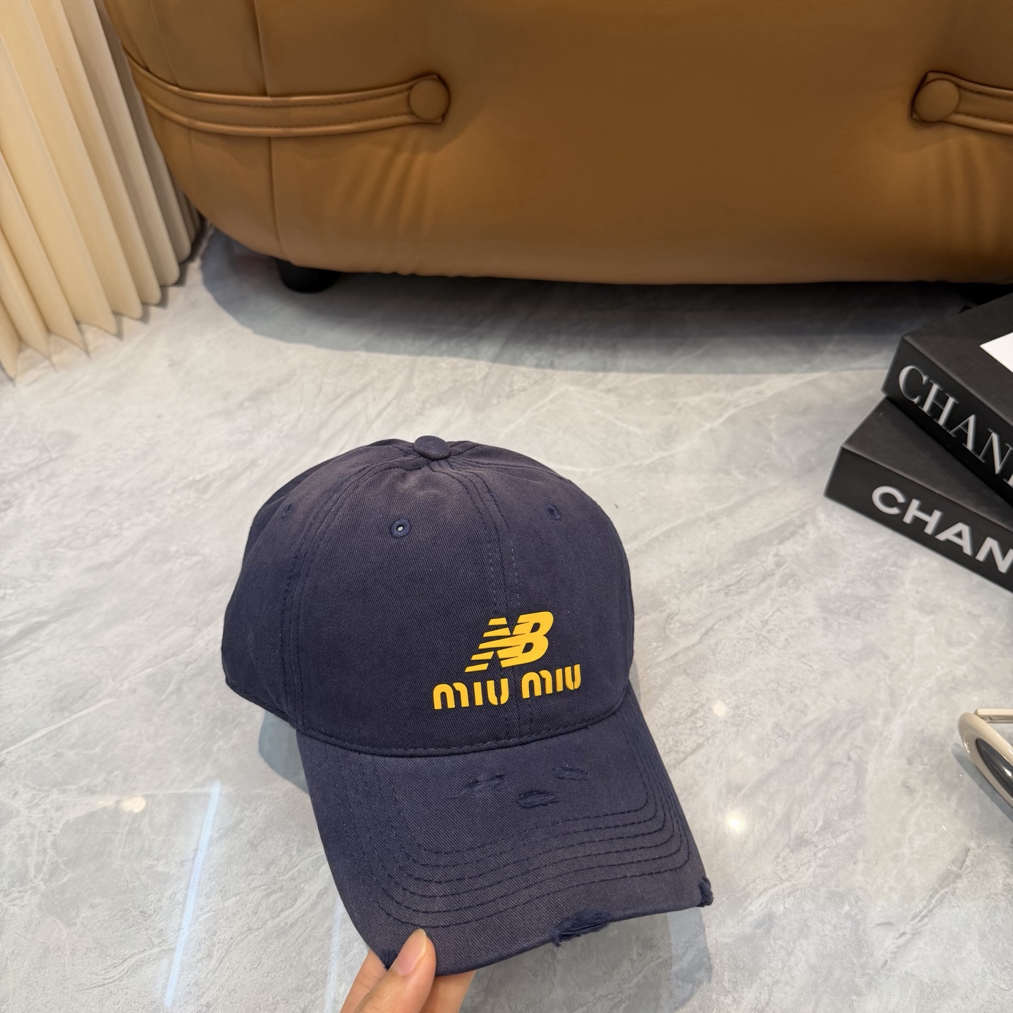 miumiu缪缪+NB联名新款渐变色棒球帽 ～男女同款！均码，字母logo展现时尚、个性的品牌气质。此款帽子还配备了棒球