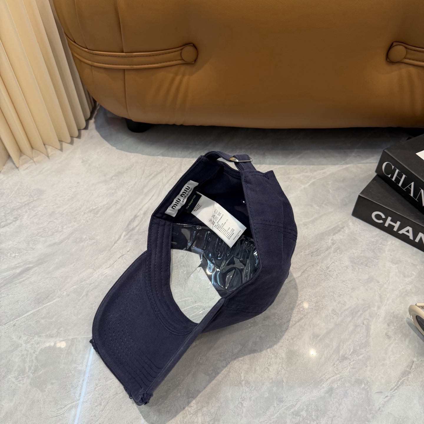 miumiu缪缪+NB联名新款渐变色棒球帽 ～男女同款！均码，字母logo展现时尚、个性的品牌气质。此款帽子还配备了棒球