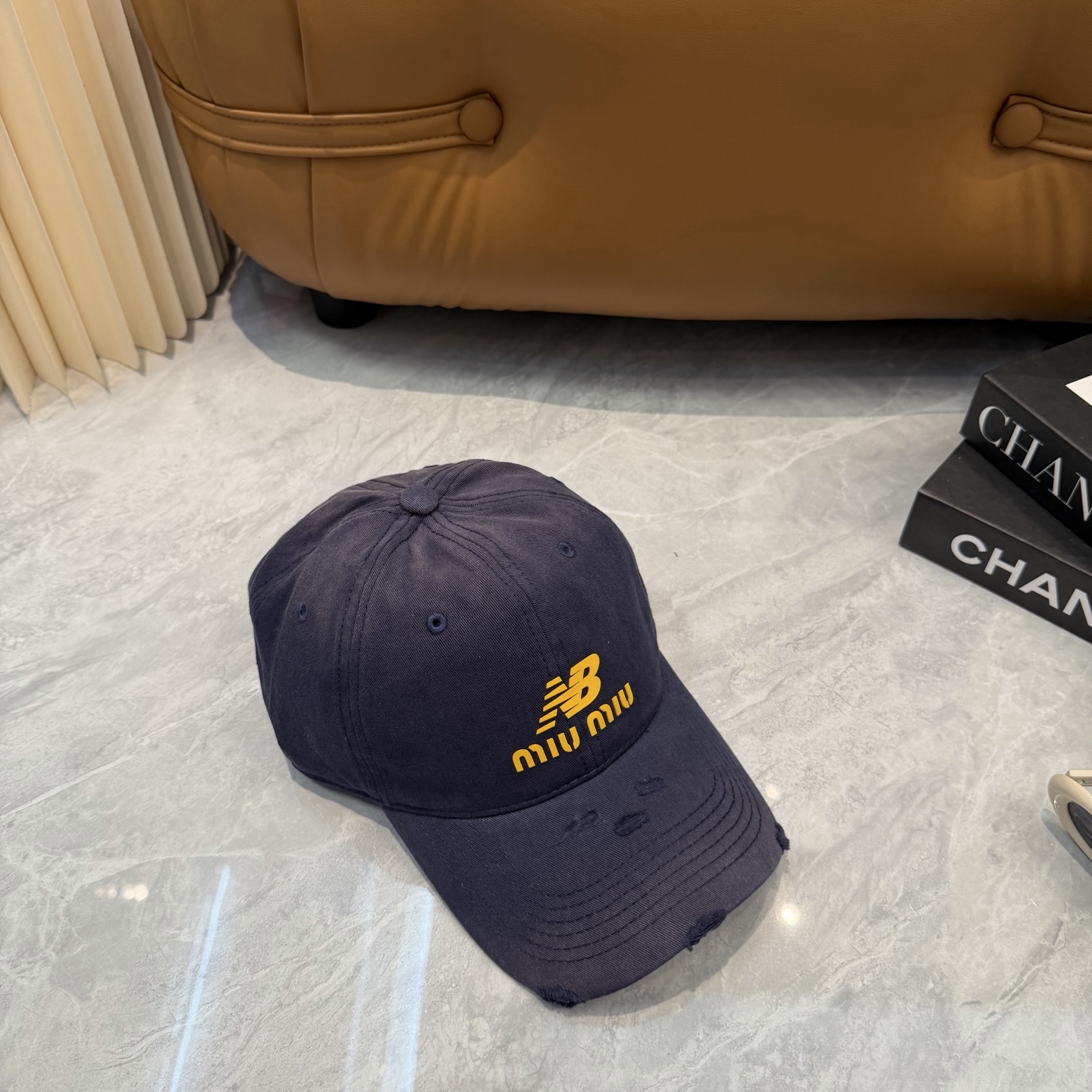 miumiu缪缪+NB联名新款渐变色棒球帽 ～男女同款！均码，字母logo展现时尚、个性的品牌气质。此款帽子还配备了棒球