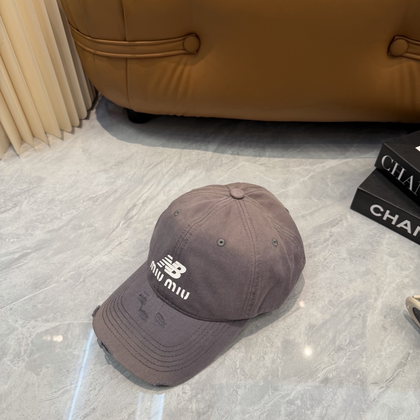 miumiu缪缪+NB联名新款渐变色棒球帽 ～男女同款！均码，字母logo展现时尚、个性的品牌气质。此款帽子还配备了棒球