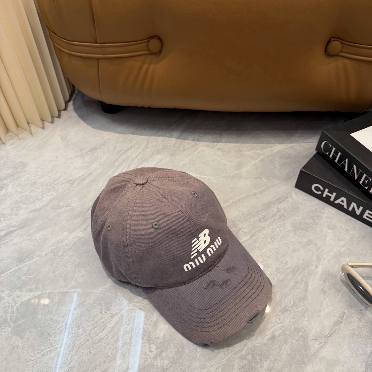miumiu缪缪+NB联名新款渐变色棒球帽 ～男女同款！均码，字母logo展现时尚、个性的品牌气质。此款帽子还配备了棒球