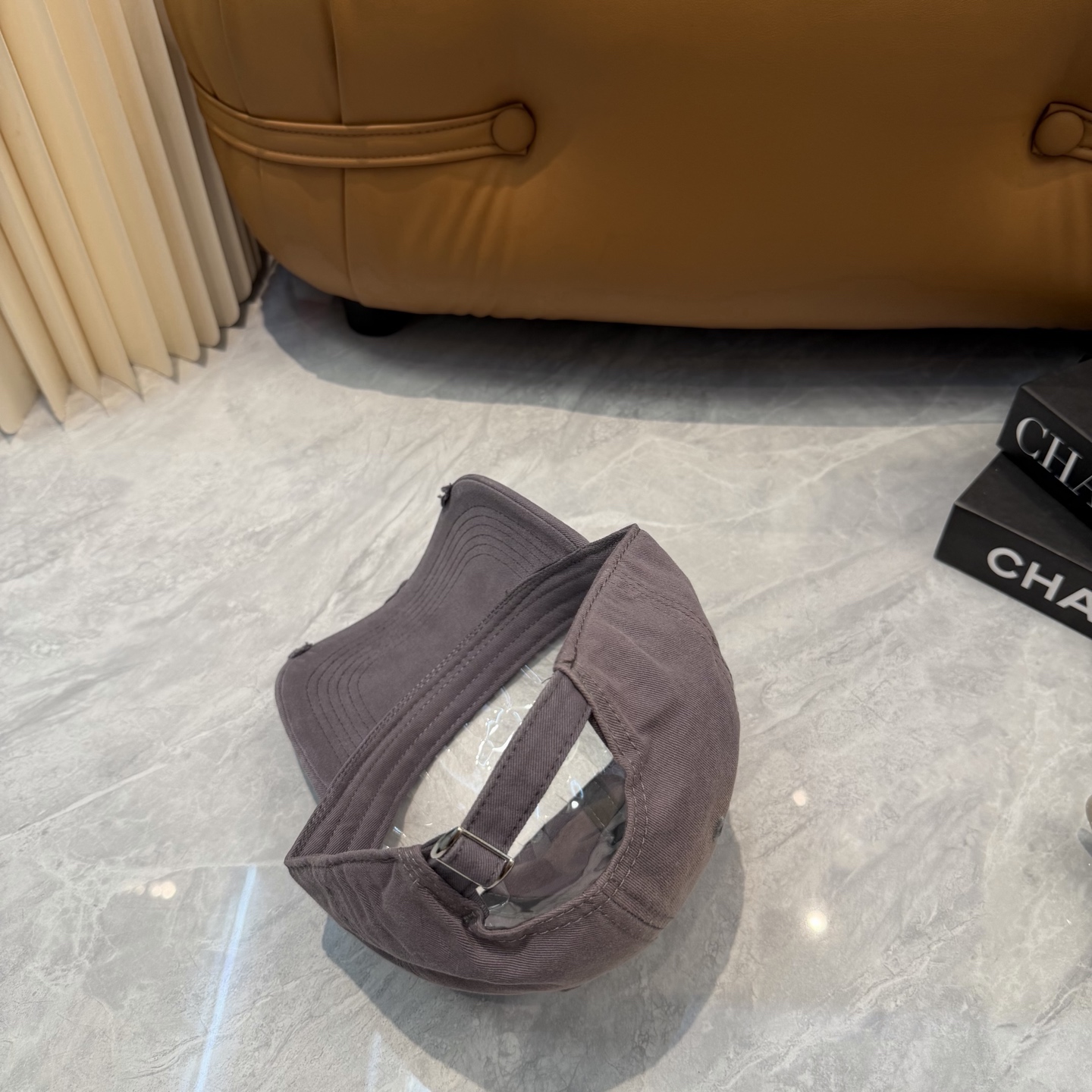 miumiu缪缪+NB联名新款渐变色棒球帽 ～男女同款！均码，字母logo展现时尚、个性的品牌气质。此款帽子还配备了棒球