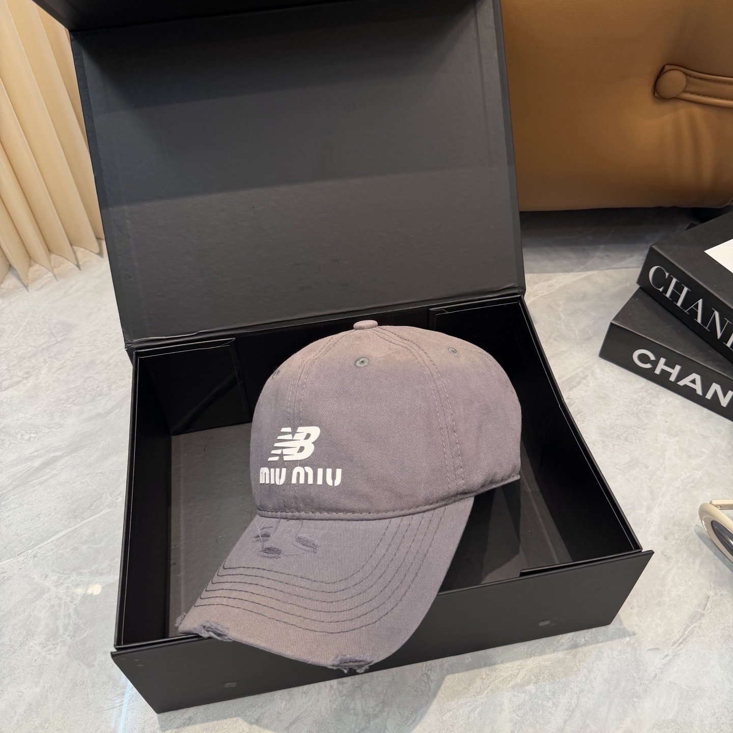 miumiu缪缪+NB联名新款渐变色棒球帽 ～男女同款！均码，字母logo展现时尚、个性的品牌气质。此款帽子还配备了棒球