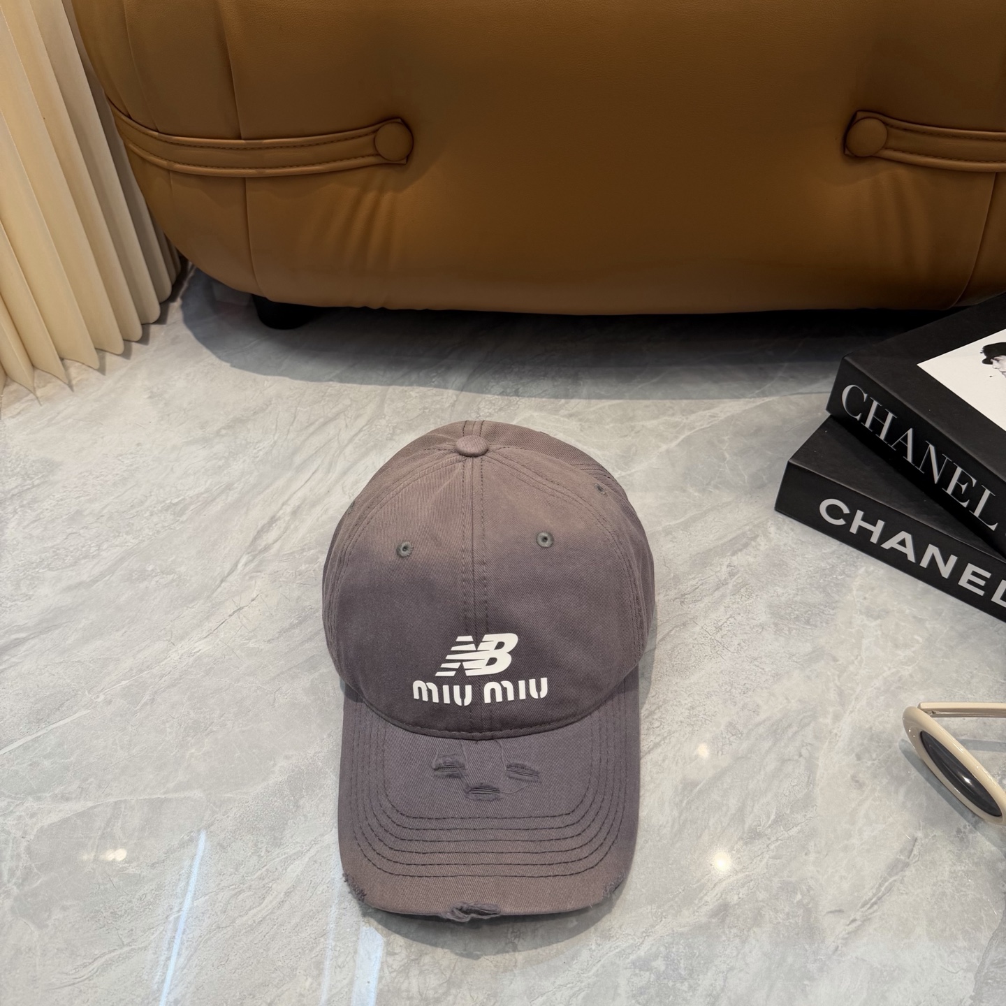 miumiu缪缪+NB联名新款渐变色棒球帽 ～男女同款！均码，字母logo展现时尚、个性的品牌气质。此款帽子还配备了棒球