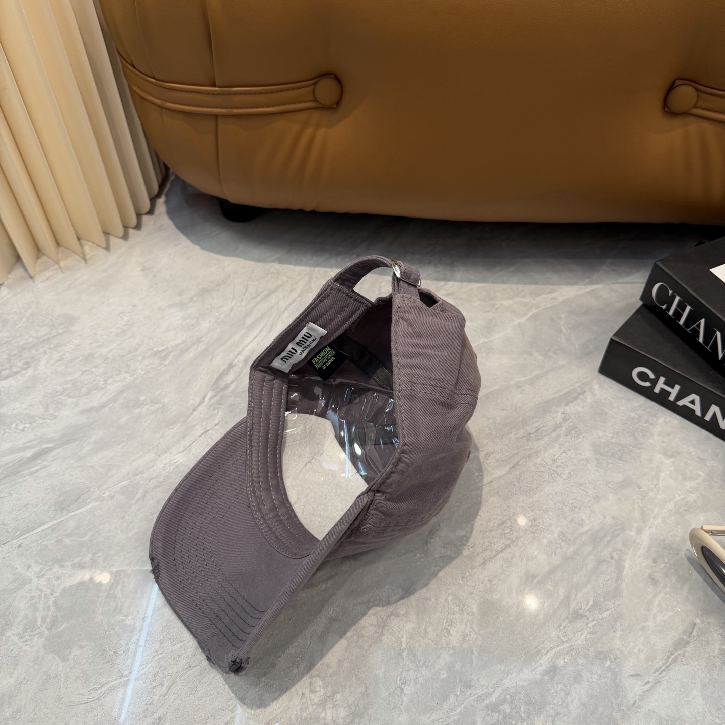 miumiu缪缪+NB联名新款渐变色棒球帽 ～男女同款！均码，字母logo展现时尚、个性的品牌气质。此款帽子还配备了棒球