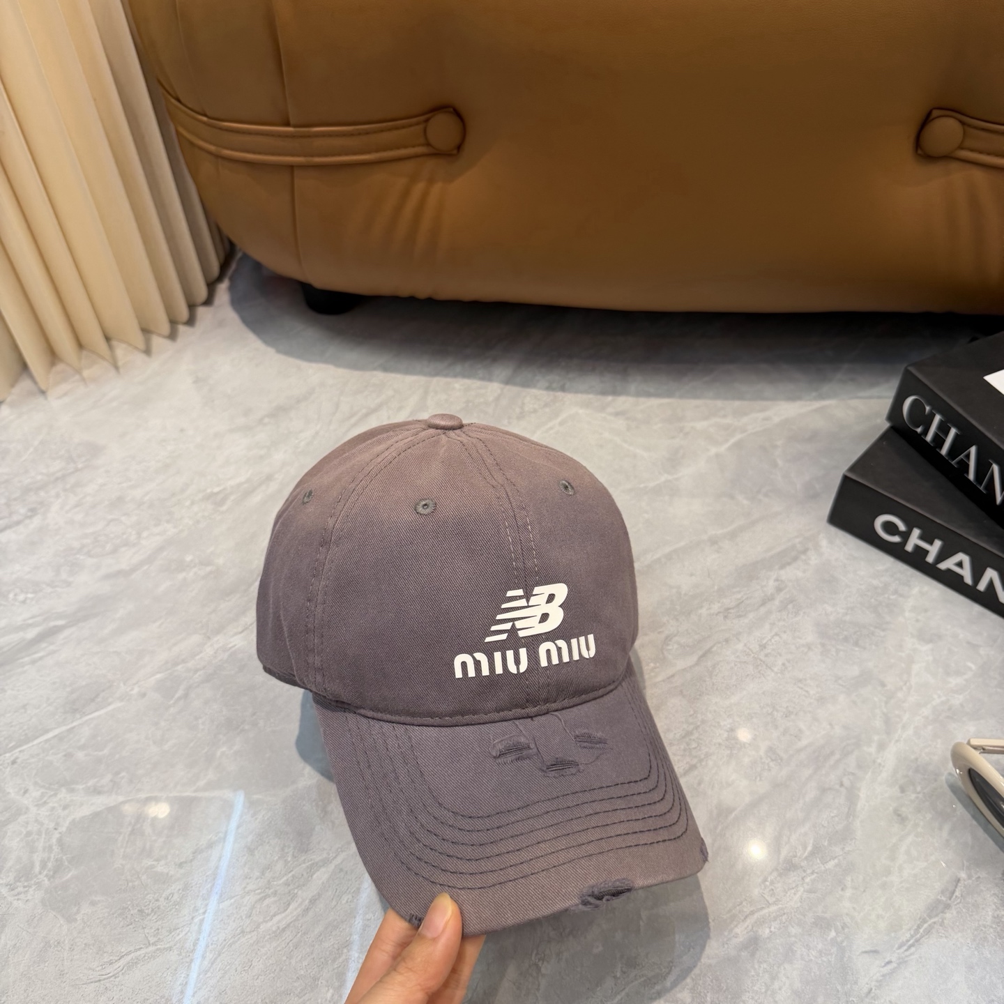 miumiu缪缪+NB联名新款渐变色棒球帽 ～男女同款！均码，字母logo展现时尚、个性的品牌气质。此款帽子还配备了棒球