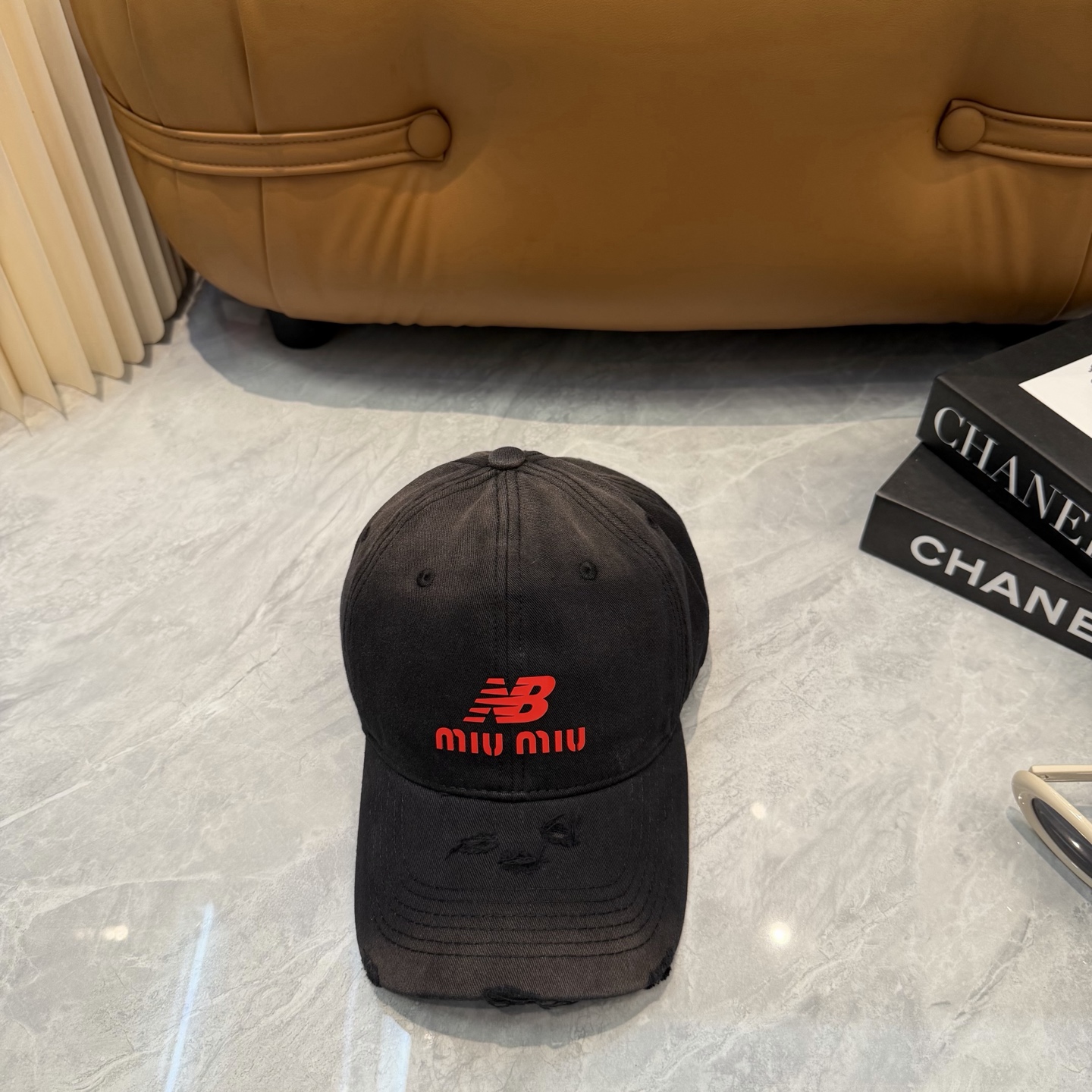 miumiu缪缪+NB联名新款渐变色棒球帽 ～男女同款！均码，字母logo展现时尚、个性的品牌气质。此款帽子还配备了棒球