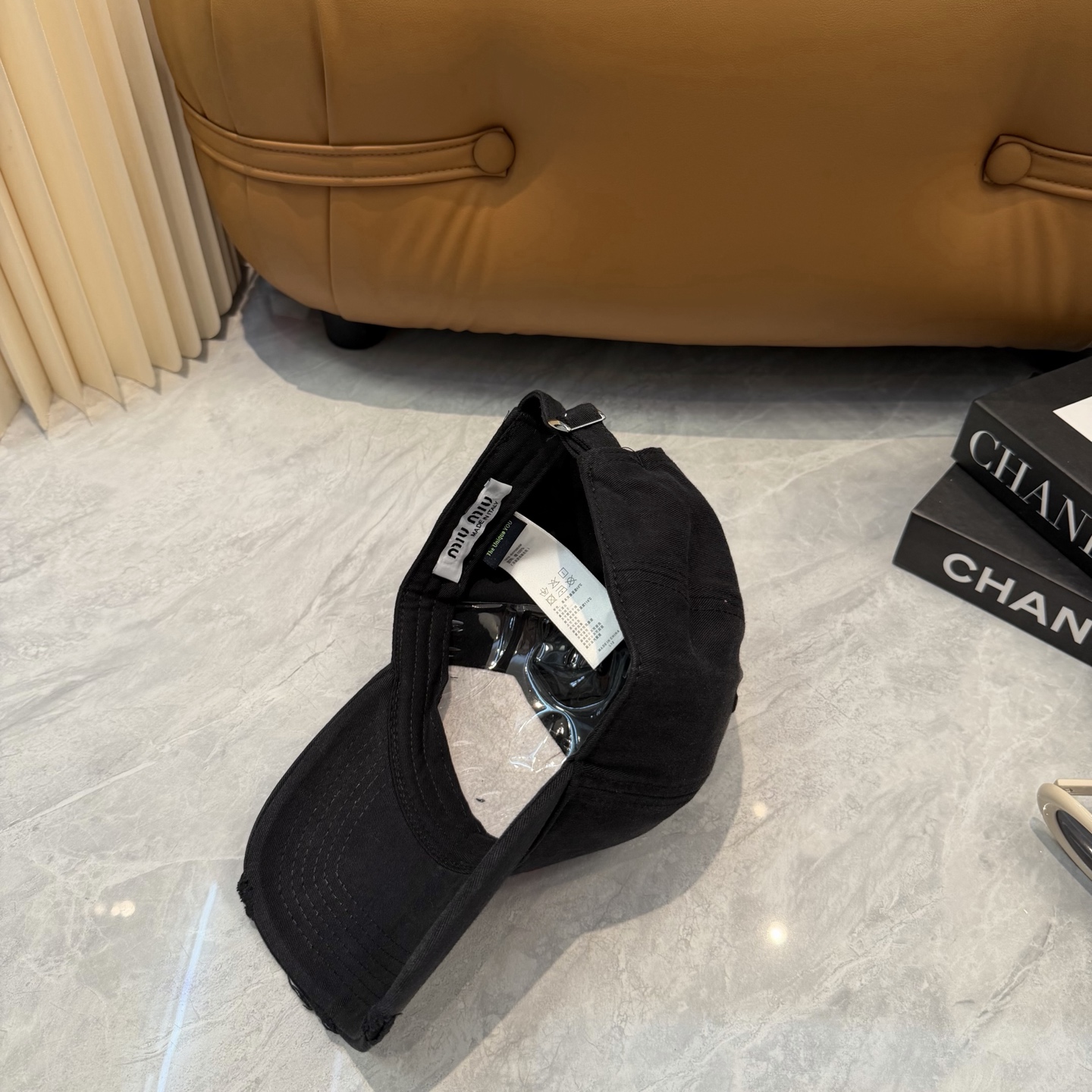 miumiu缪缪+NB联名新款渐变色棒球帽 ～男女同款！均码，字母logo展现时尚、个性的品牌气质。此款帽子还配备了棒球