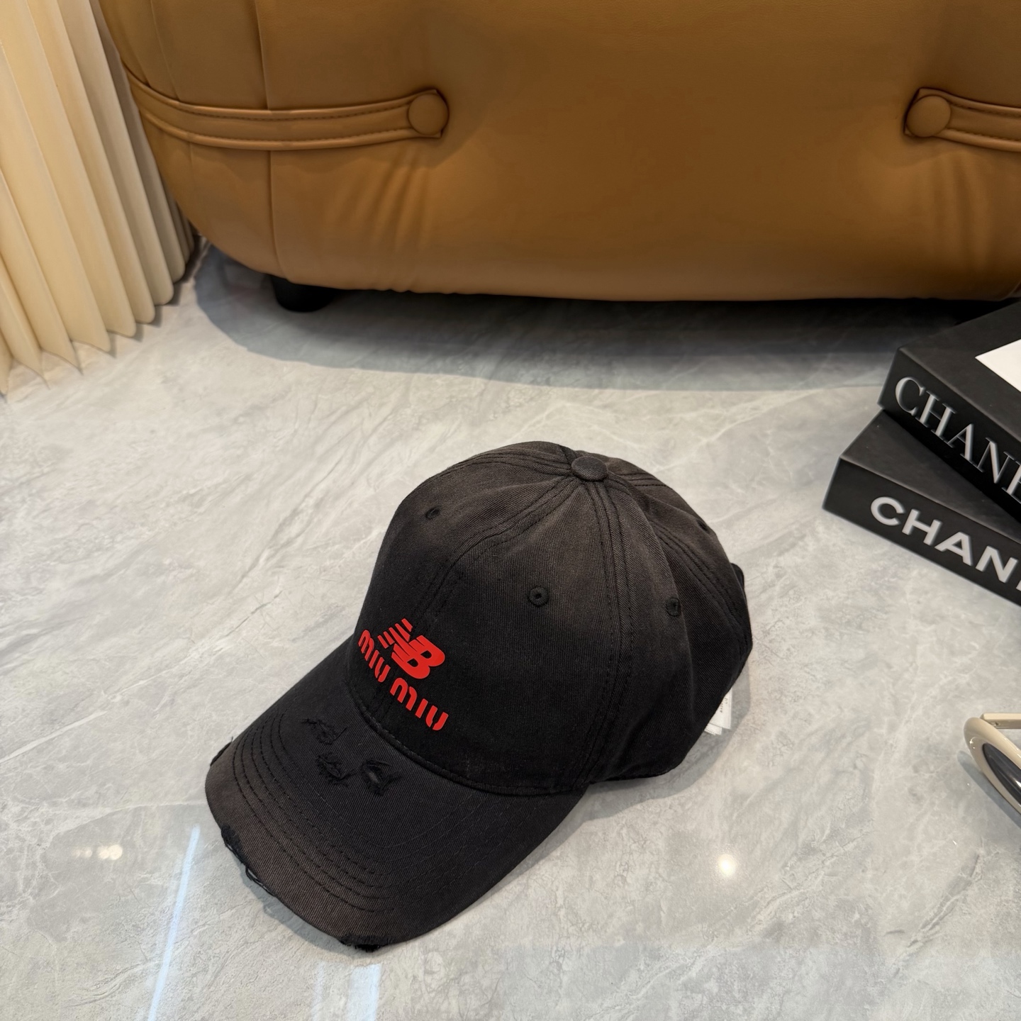 miumiu缪缪+NB联名新款渐变色棒球帽 ～男女同款！均码，字母logo展现时尚、个性的品牌气质。此款帽子还配备了棒球