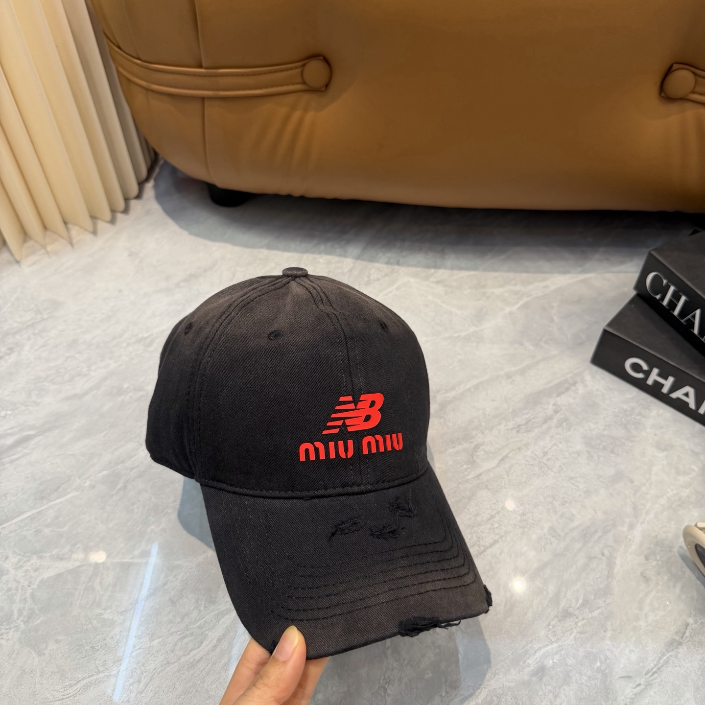 miumiu缪缪+NB联名新款渐变色棒球帽 ～男女同款！均码，字母logo展现时尚、个性的品牌气质。此款帽子还配备了棒球