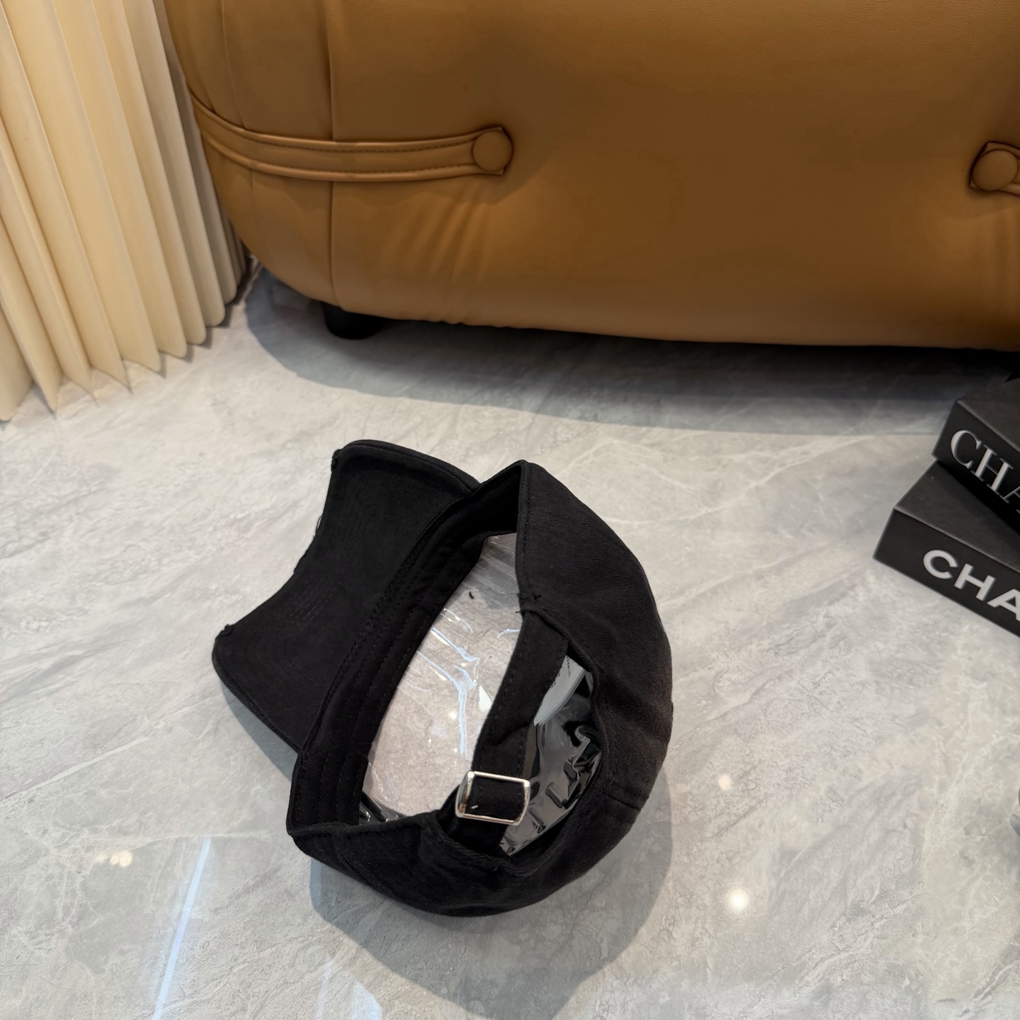 miumiu缪缪+NB联名新款渐变色棒球帽 ～男女同款！均码，字母logo展现时尚、个性的品牌气质。此款帽子还配备了棒球