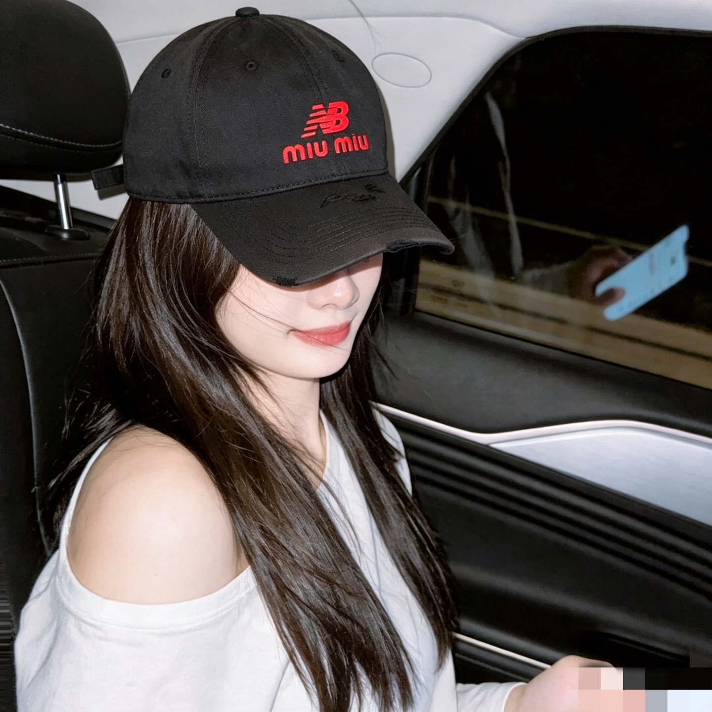 miumiu缪缪+NB联名新款渐变色棒球帽 ～男女同款！均码，字母logo展现时尚、个性的品牌气质。此款帽子还配备了棒球