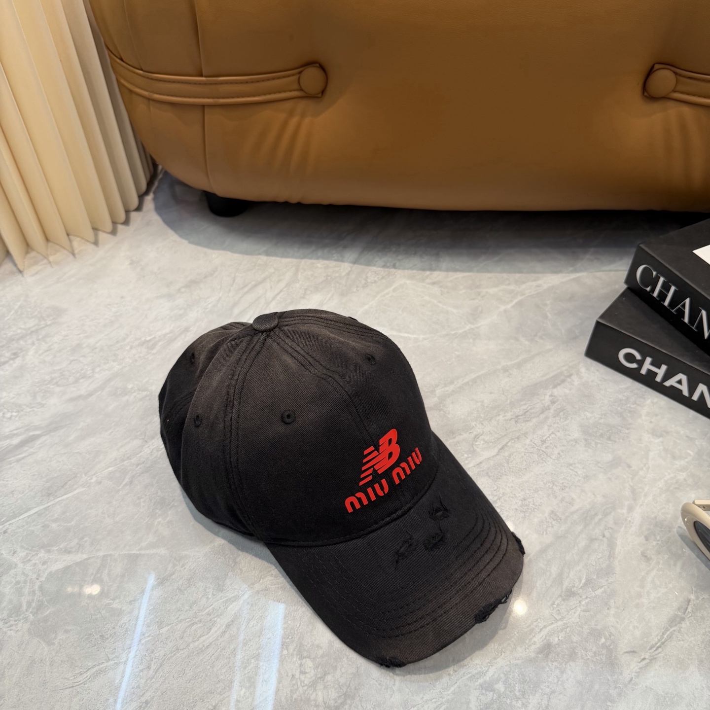miumiu缪缪+NB联名新款渐变色棒球帽 ～男女同款！均码，字母logo展现时尚、个性的品牌气质。此款帽子还配备了棒球