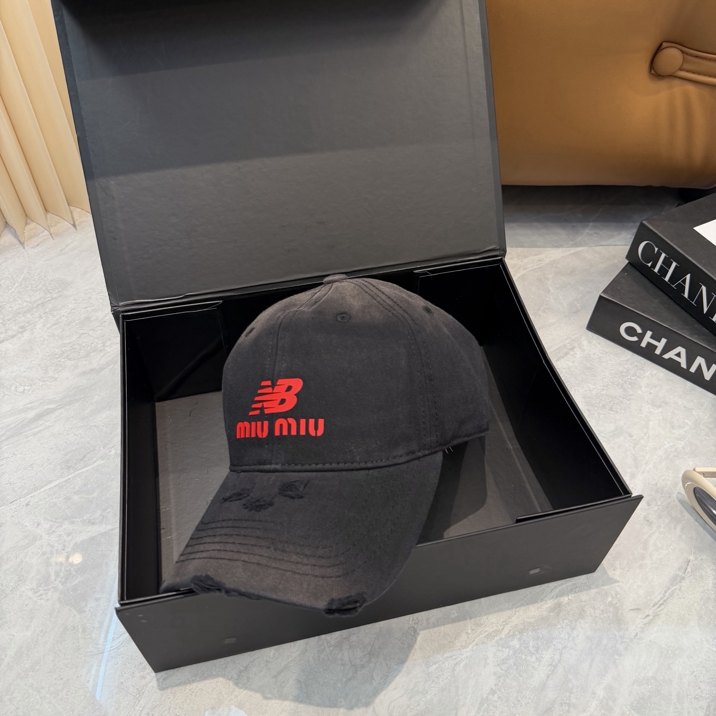 miumiu缪缪+NB联名新款渐变色棒球帽 ～男女同款！均码，字母logo展现时尚、个性的品牌气质。此款帽子还配备了棒球