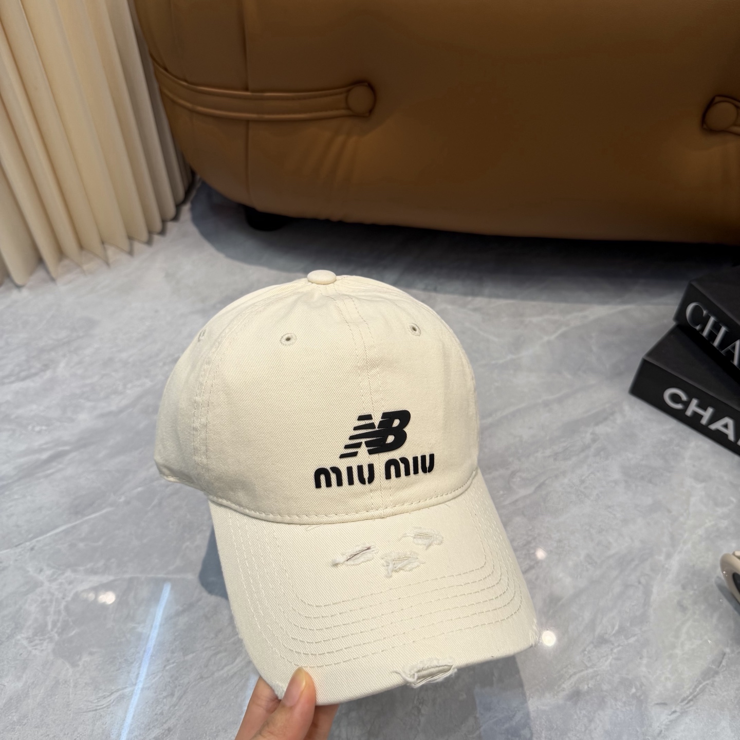 miumiu缪缪+NB联名新款渐变色棒球帽 ～男女同款！均码，字母logo展现时尚、个性的品牌气质。此款帽子还配备了棒球