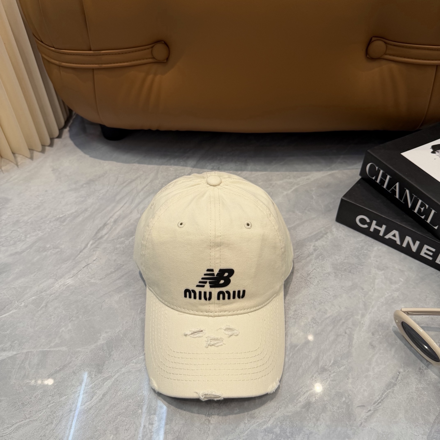 miumiu缪缪+NB联名新款渐变色棒球帽 ～男女同款！均码，字母logo展现时尚、个性的品牌气质。此款帽子还配备了棒球