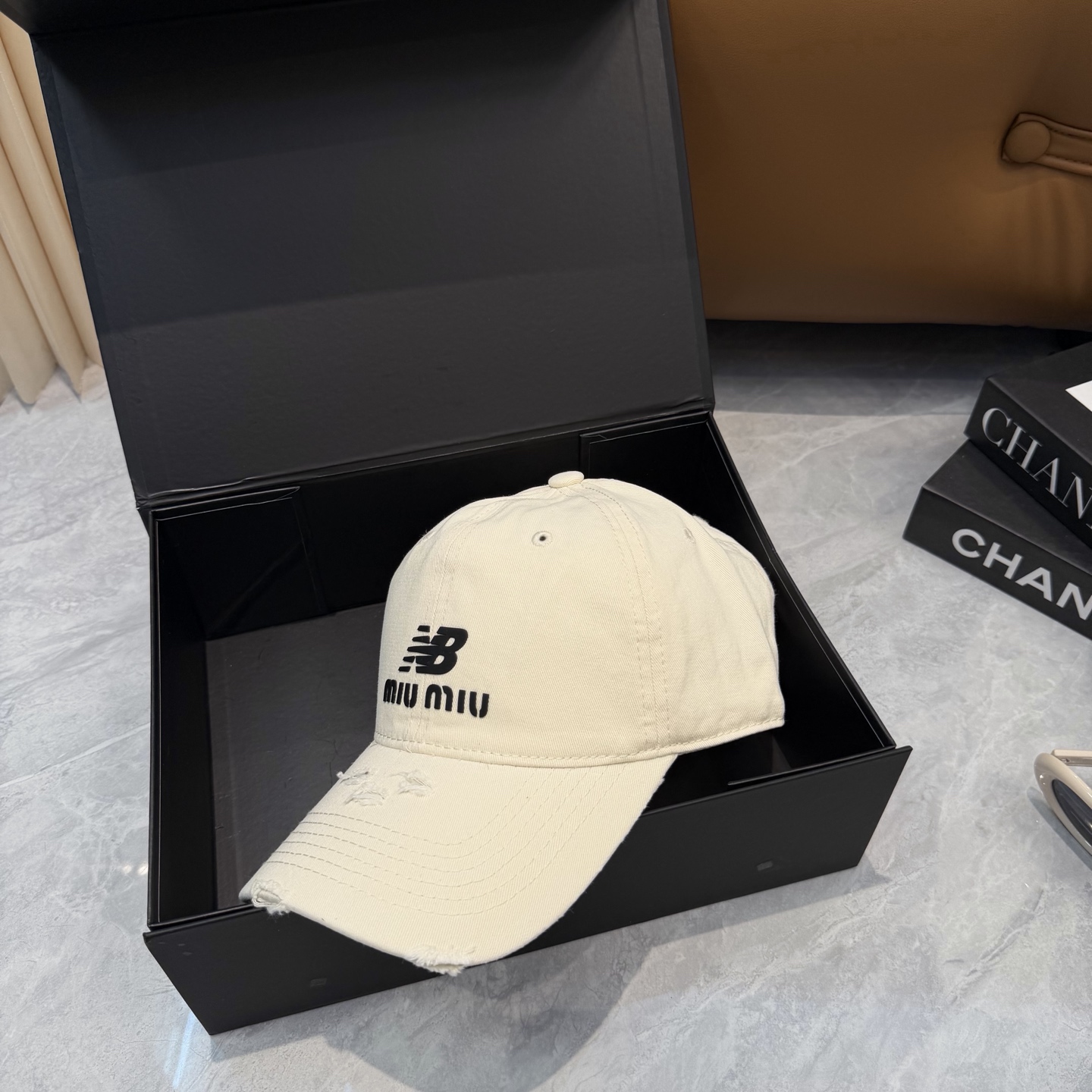 miumiu缪缪+NB联名新款渐变色棒球帽 ～男女同款！均码，字母logo展现时尚、个性的品牌气质。此款帽子还配备了棒球