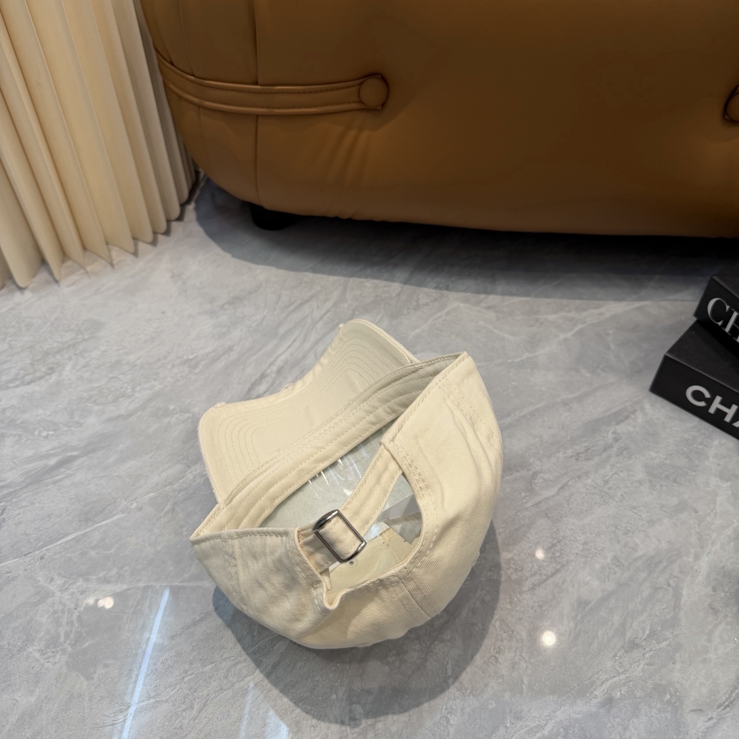 miumiu缪缪+NB联名新款渐变色棒球帽 ～男女同款！均码，字母logo展现时尚、个性的品牌气质。此款帽子还配备了棒球