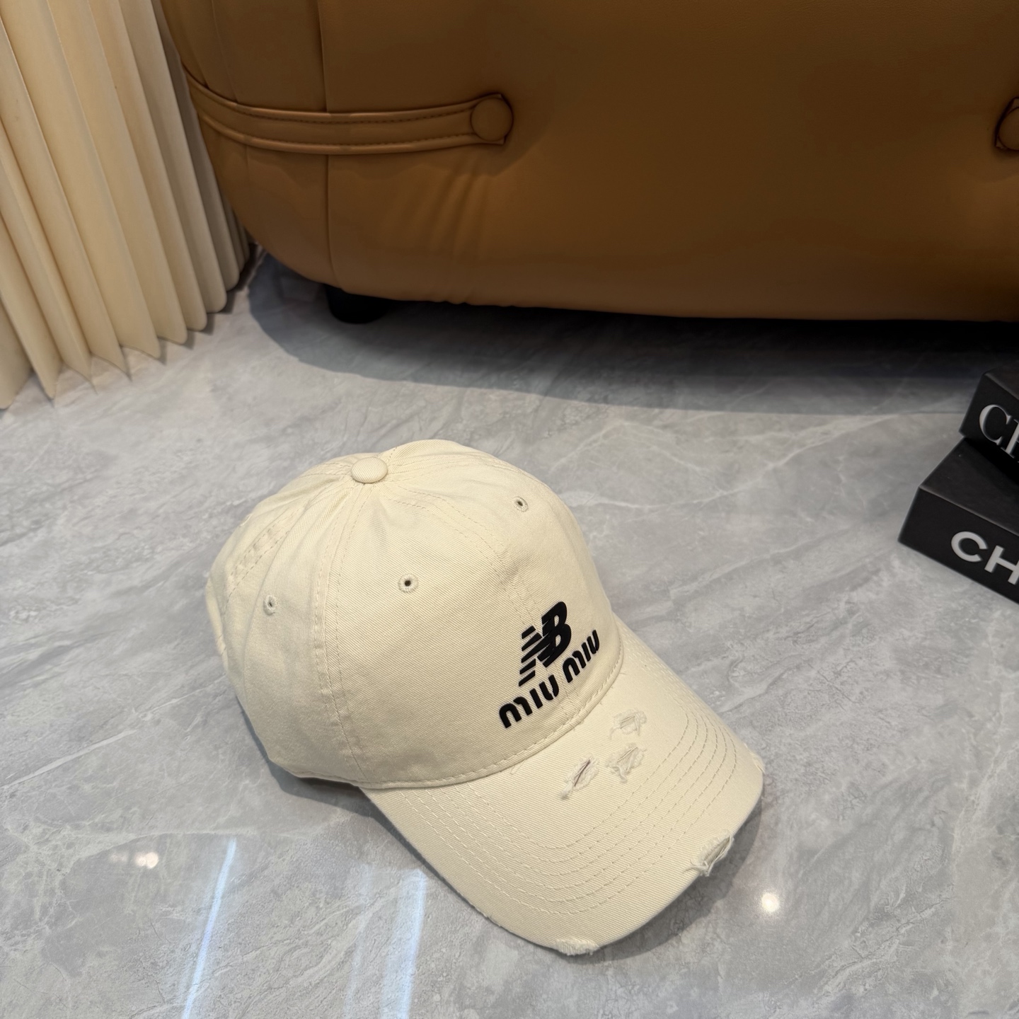 miumiu缪缪+NB联名新款渐变色棒球帽 ～男女同款！均码，字母logo展现时尚、个性的品牌气质。此款帽子还配备了棒球