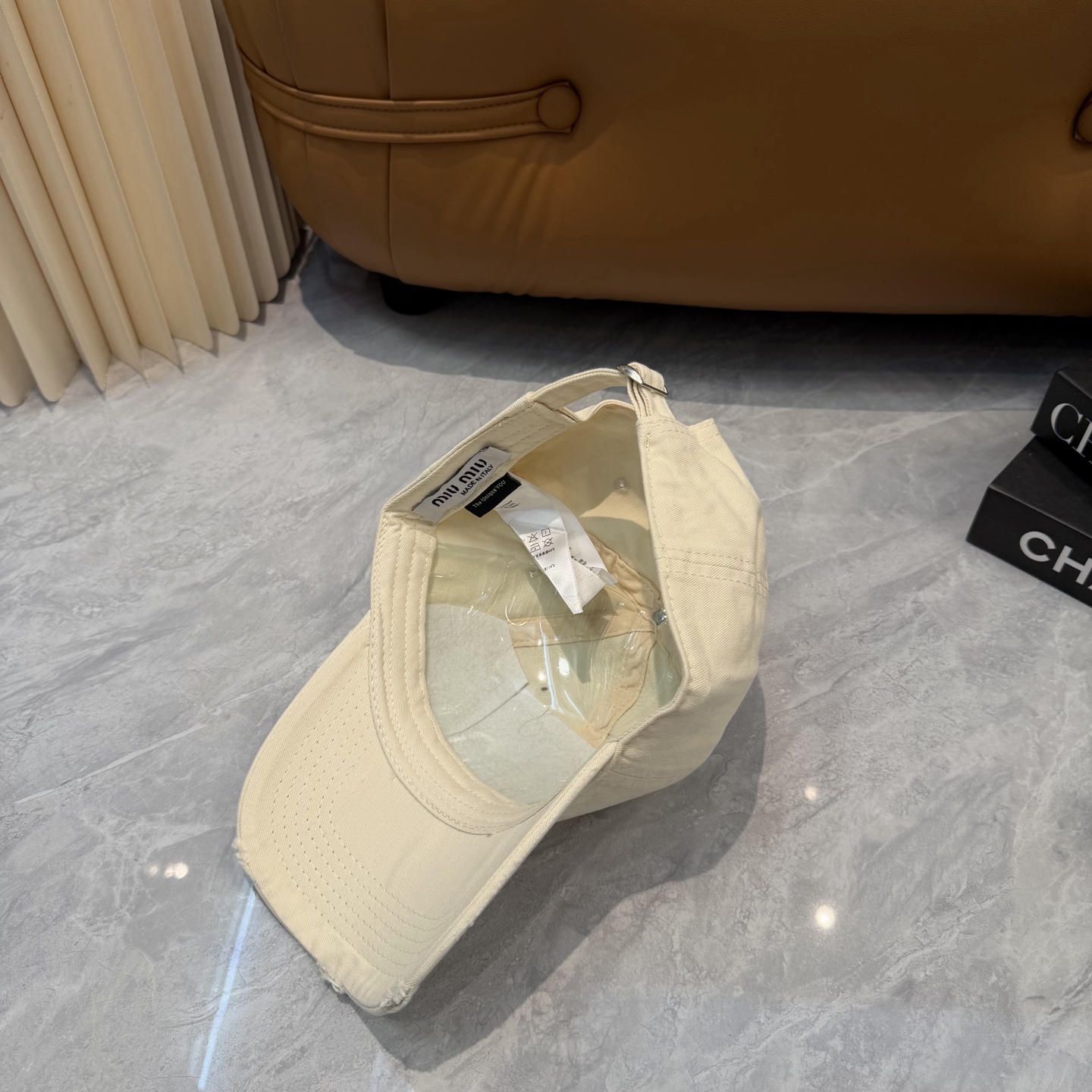 miumiu缪缪+NB联名新款渐变色棒球帽 ～男女同款！均码，字母logo展现时尚、个性的品牌气质。此款帽子还配备了棒球