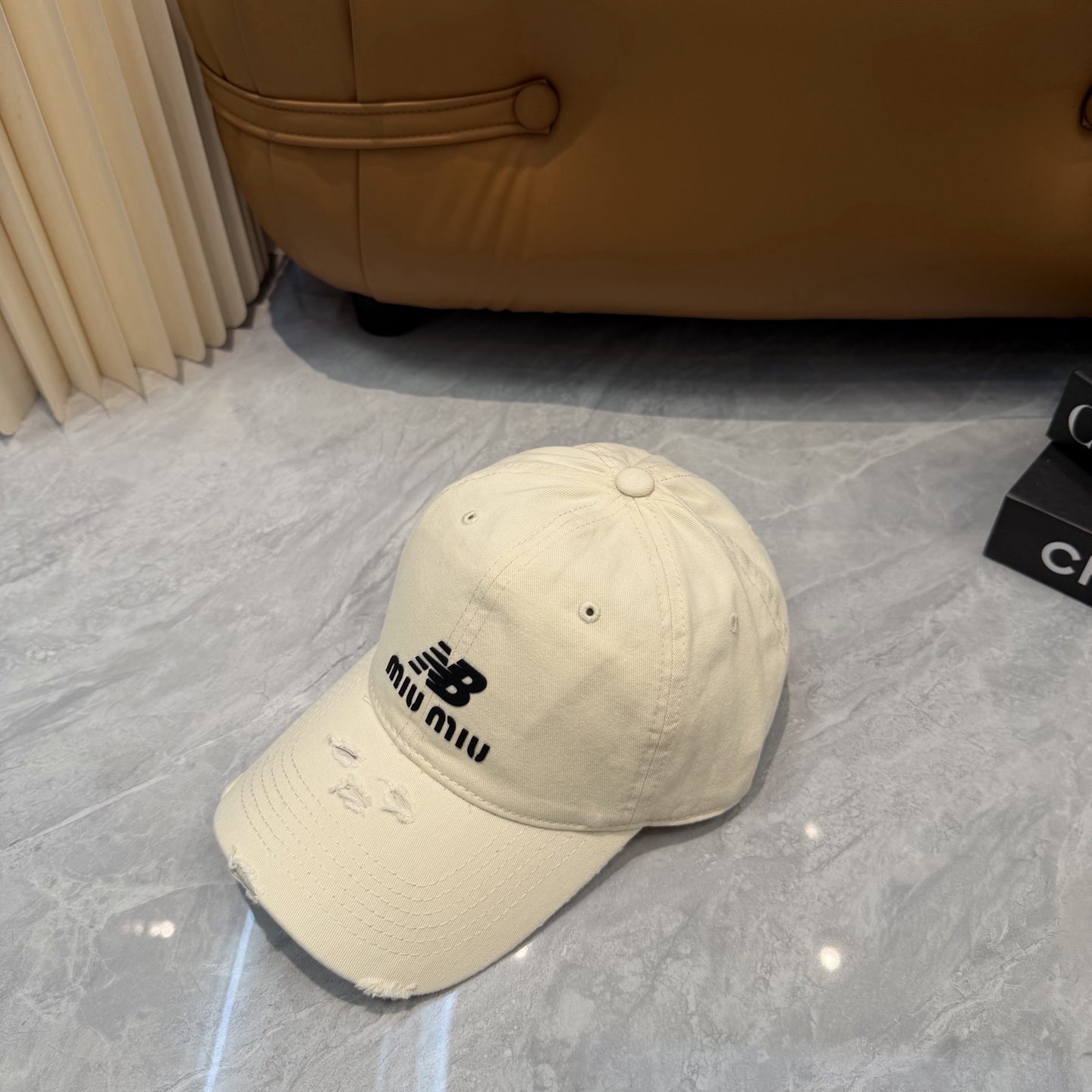 miumiu缪缪+NB联名新款渐变色棒球帽 ～男女同款！均码，字母logo展现时尚、个性的品牌气质。此款帽子还配备了棒球