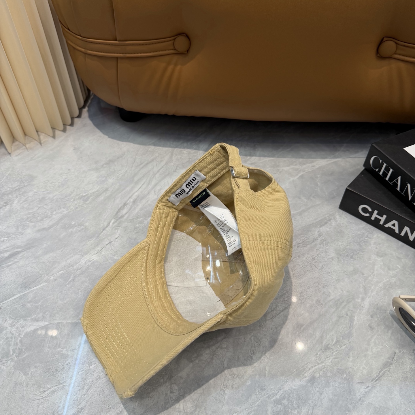miumiu缪缪+NB联名新款渐变色棒球帽 ～男女同款！均码，字母logo展现时尚、个性的品牌气质。此款帽子还配备了棒球