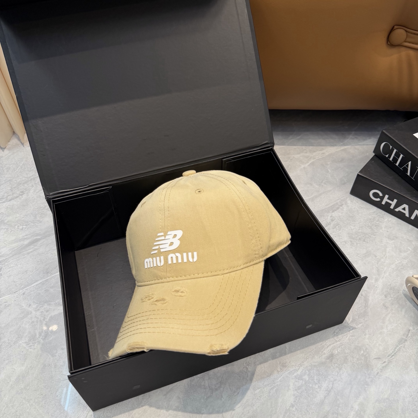 miumiu缪缪+NB联名新款渐变色棒球帽 ～男女同款！均码，字母logo展现时尚、个性的品牌气质。此款帽子还配备了棒球