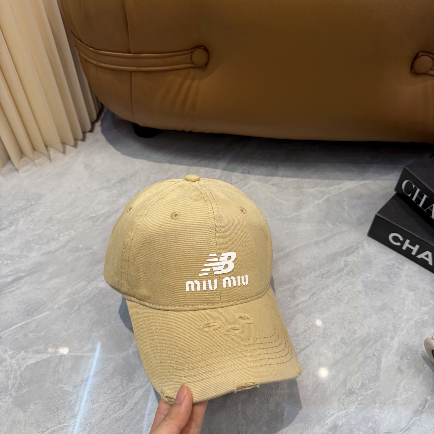 miumiu缪缪+NB联名新款渐变色棒球帽 ～男女同款！均码，字母logo展现时尚、个性的品牌气质。此款帽子还配备了棒球