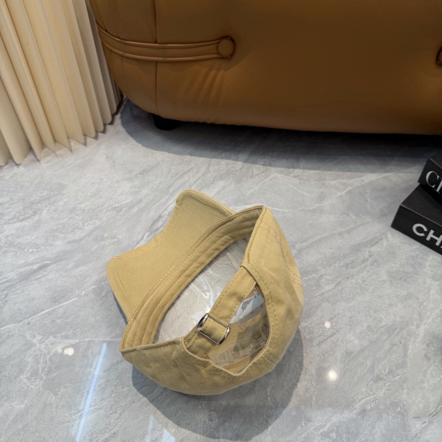 miumiu缪缪+NB联名新款渐变色棒球帽 ～男女同款！均码，字母logo展现时尚、个性的品牌气质。此款帽子还配备了棒球