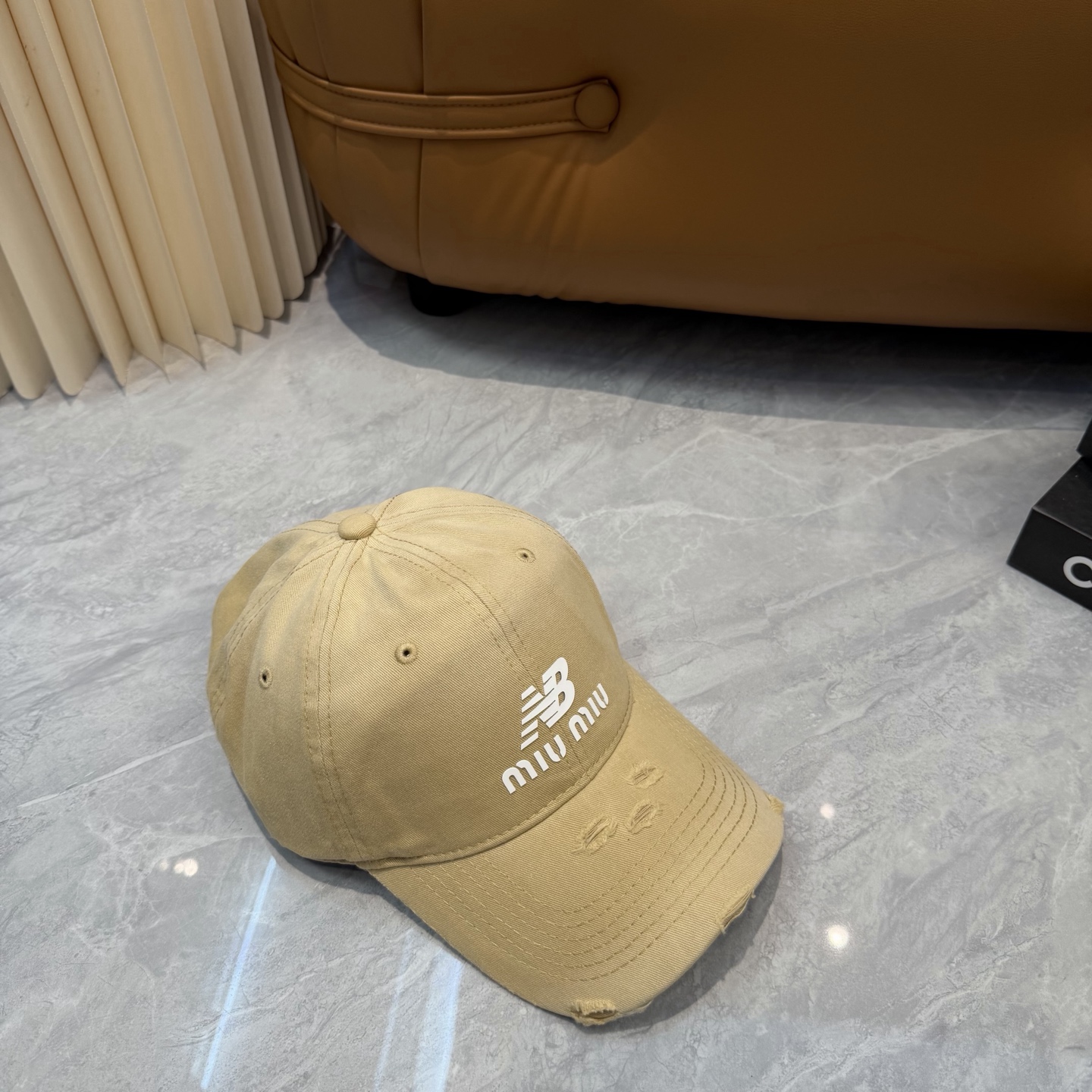 miumiu缪缪+NB联名新款渐变色棒球帽 ～男女同款！均码，字母logo展现时尚、个性的品牌气质。此款帽子还配备了棒球