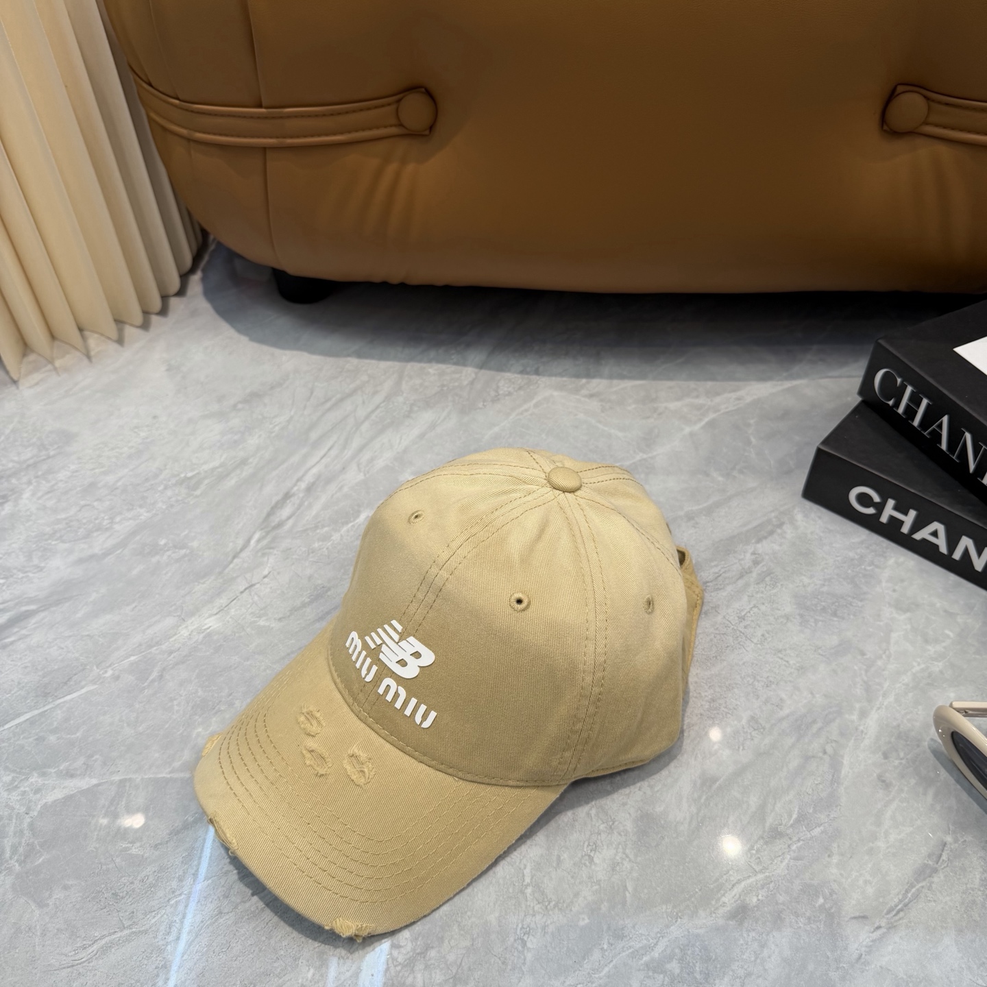 miumiu缪缪+NB联名新款渐变色棒球帽 ～男女同款！均码，字母logo展现时尚、个性的品牌气质。此款帽子还配备了棒球